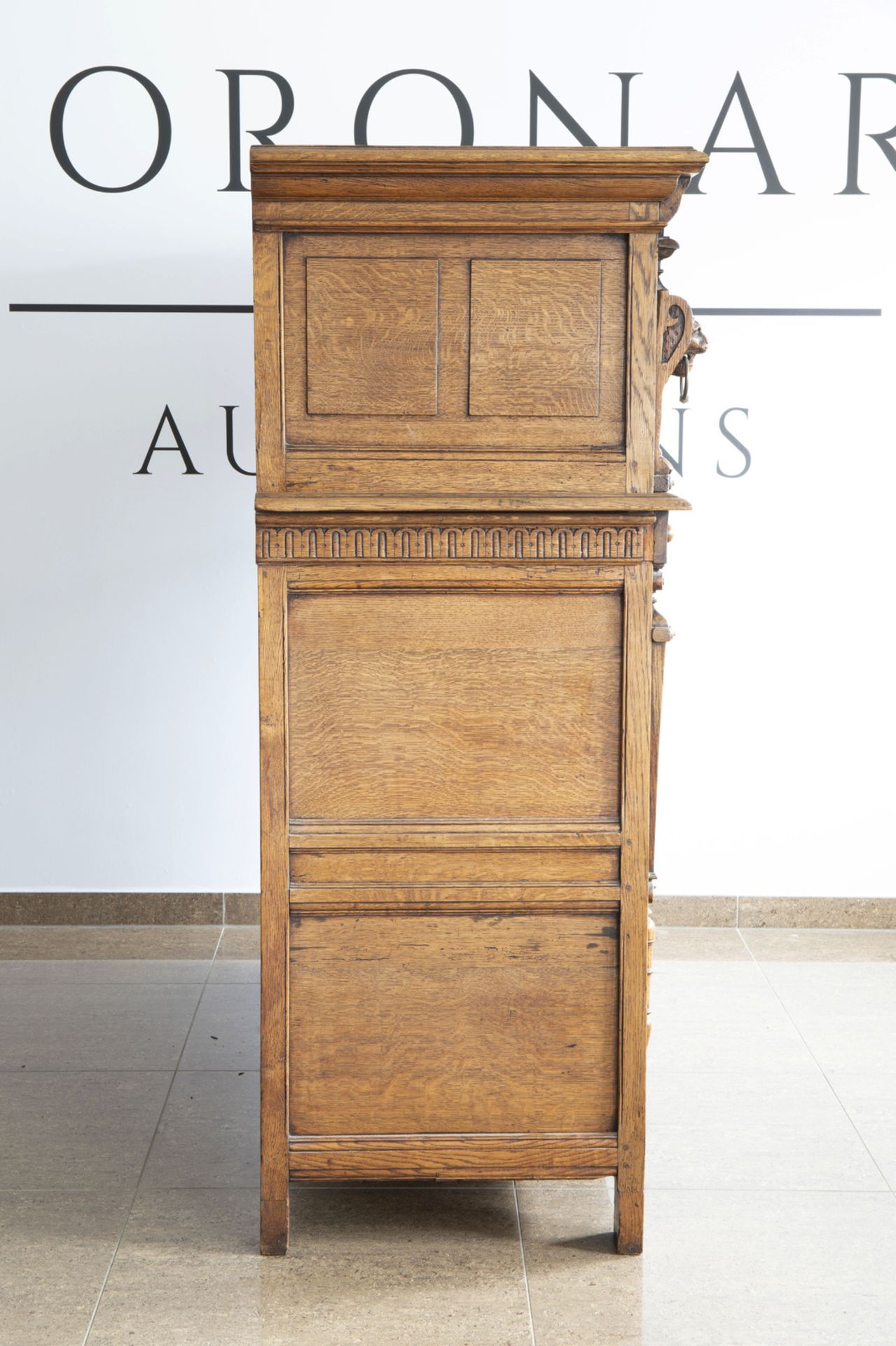 A Dutch wooden cupboard 'Zeeuwse kast' with geometric pattern and flanked by lions, 18th C. - Bild 4 aus 9