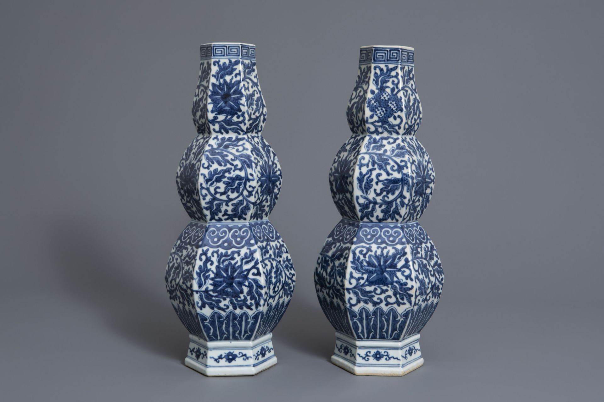 A pair of Chinese blue and white hexagonal triple gourd vases with floral design, 19th C. - Image 4 of 7