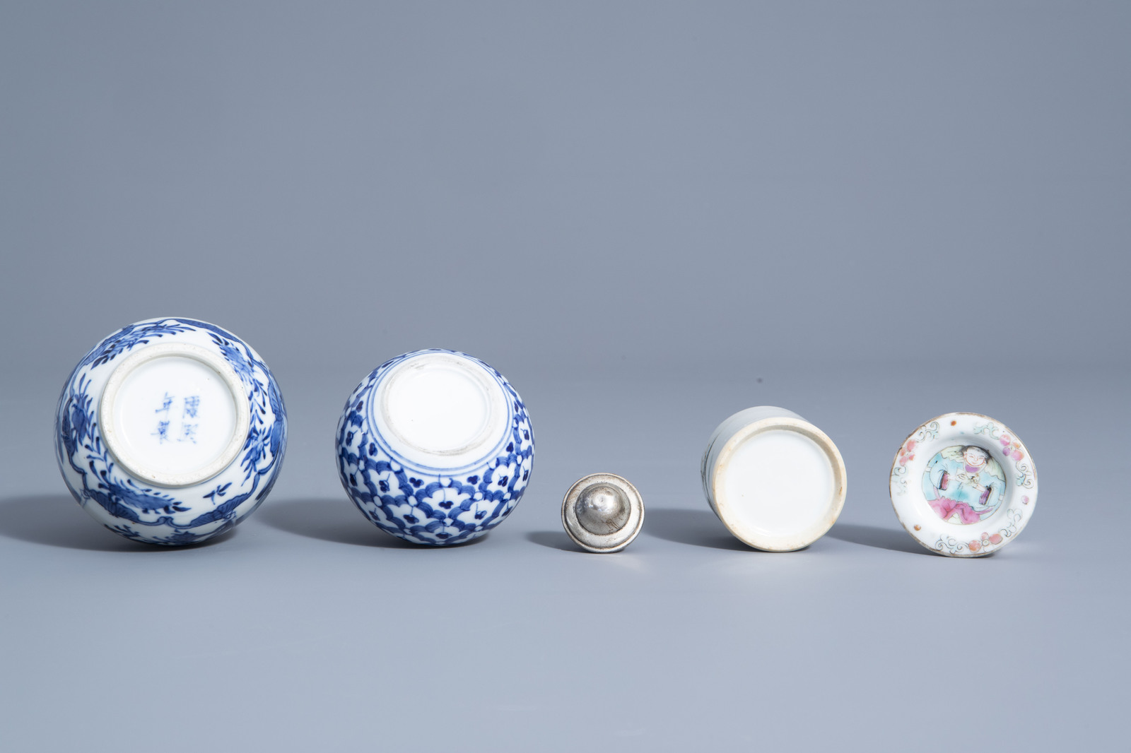 A varied collection of Chinese famille rose and blue and white porcelain, 19th/20th C. - Image 7 of 9