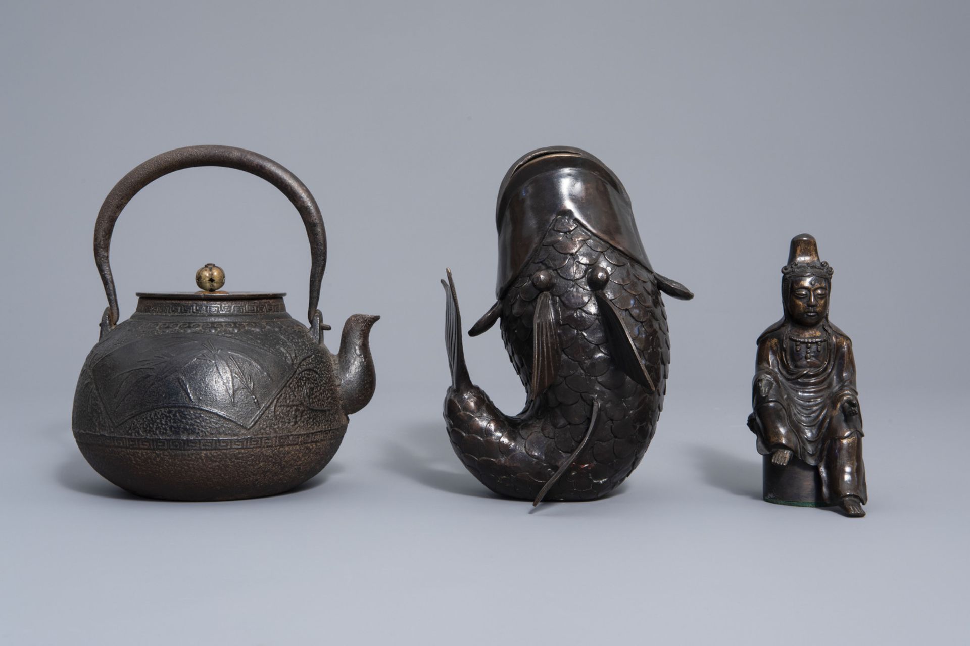 A Japanese bronze teapot, a carp wall vase, a Kannon figure and a carved wooden group, Meiji/Showa, - Bild 8 aus 15