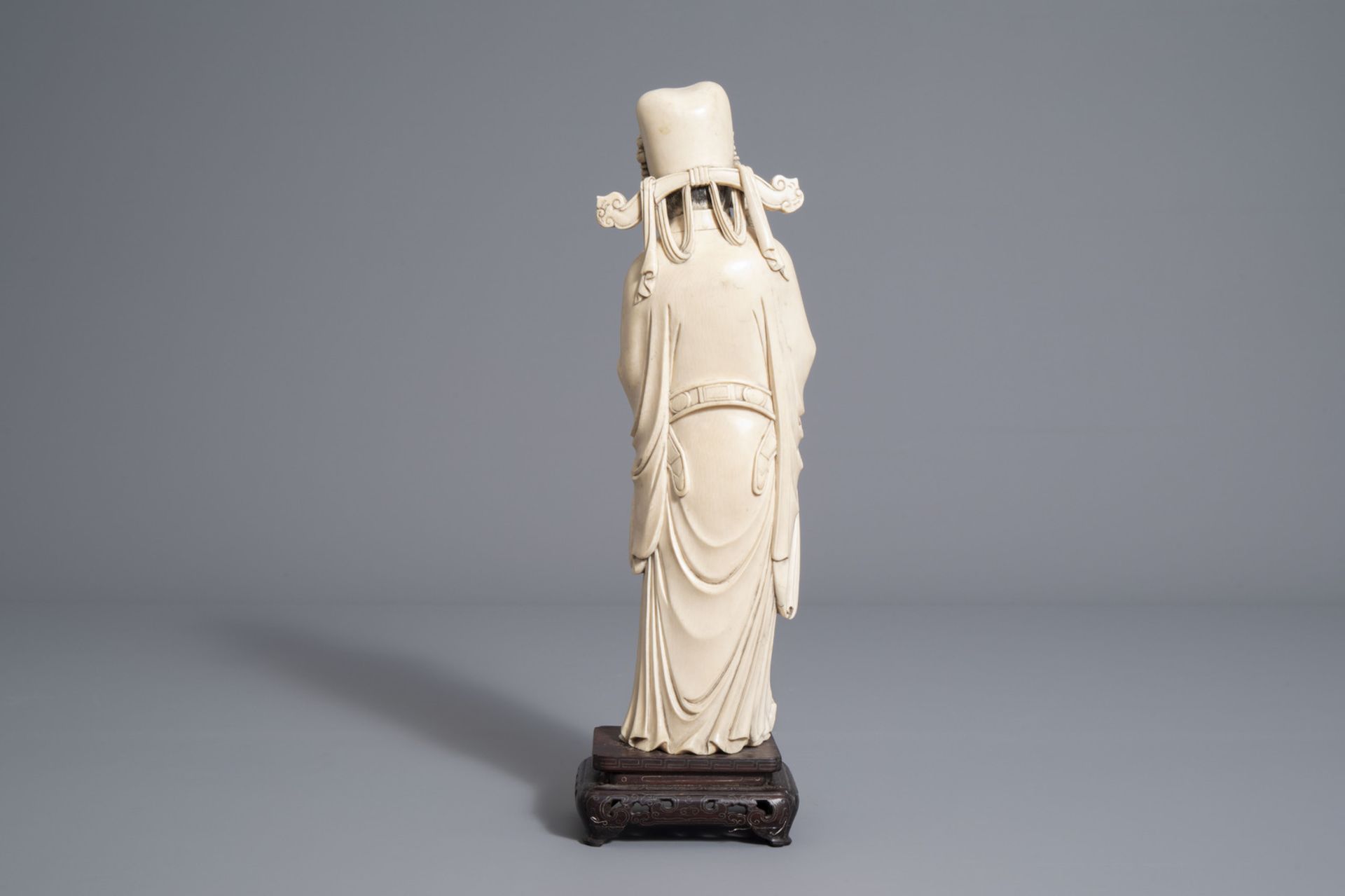 A Chinese carved figure of an Immortal, first half of the 20th C. - Image 4 of 7