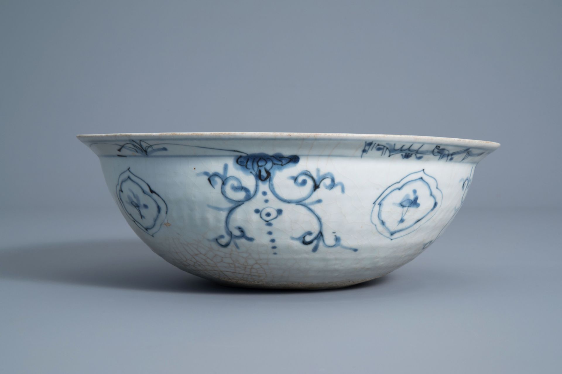 A large Chinese blue and white Swatow bowl, Ming - Image 6 of 7
