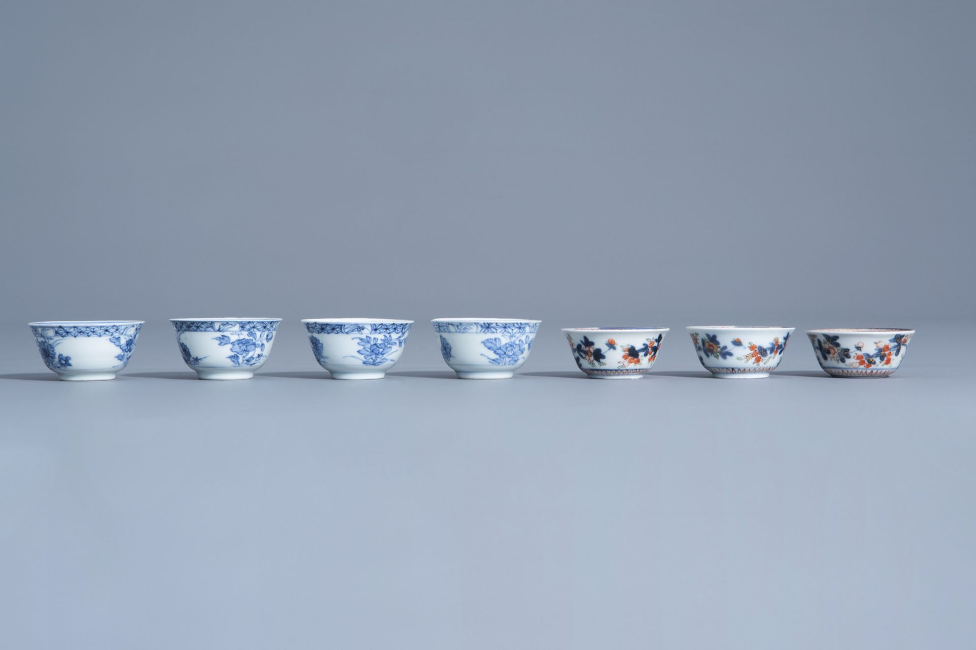 Seven Chinese blue, white and verte-Imari cups and saucers with floral design, Kangxi/Yongzheng - Bild 9 aus 11