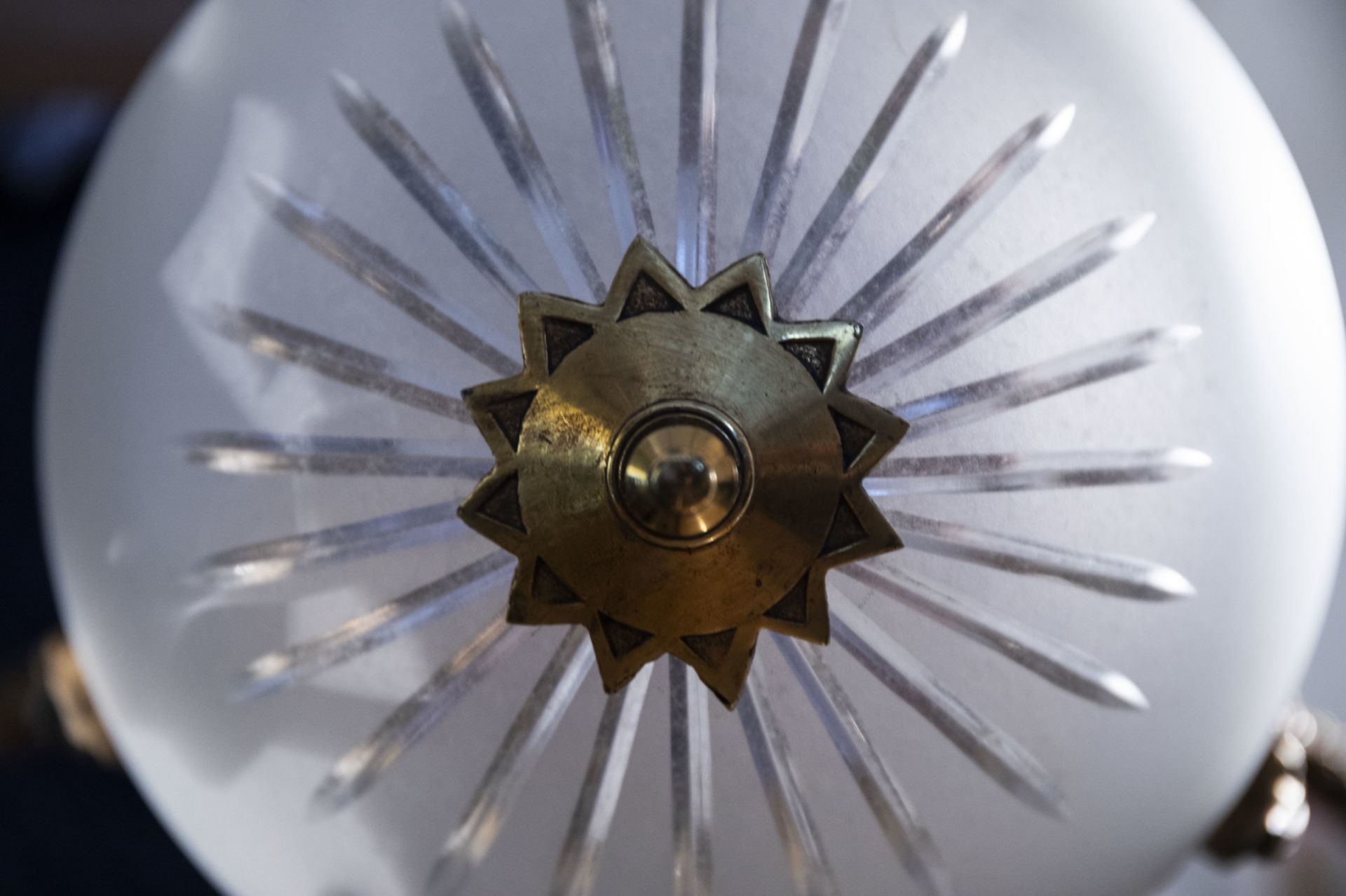 A historicizing gilt copper alloy chandelier with three accompanying wall appliques, 20th C. - Image 6 of 9