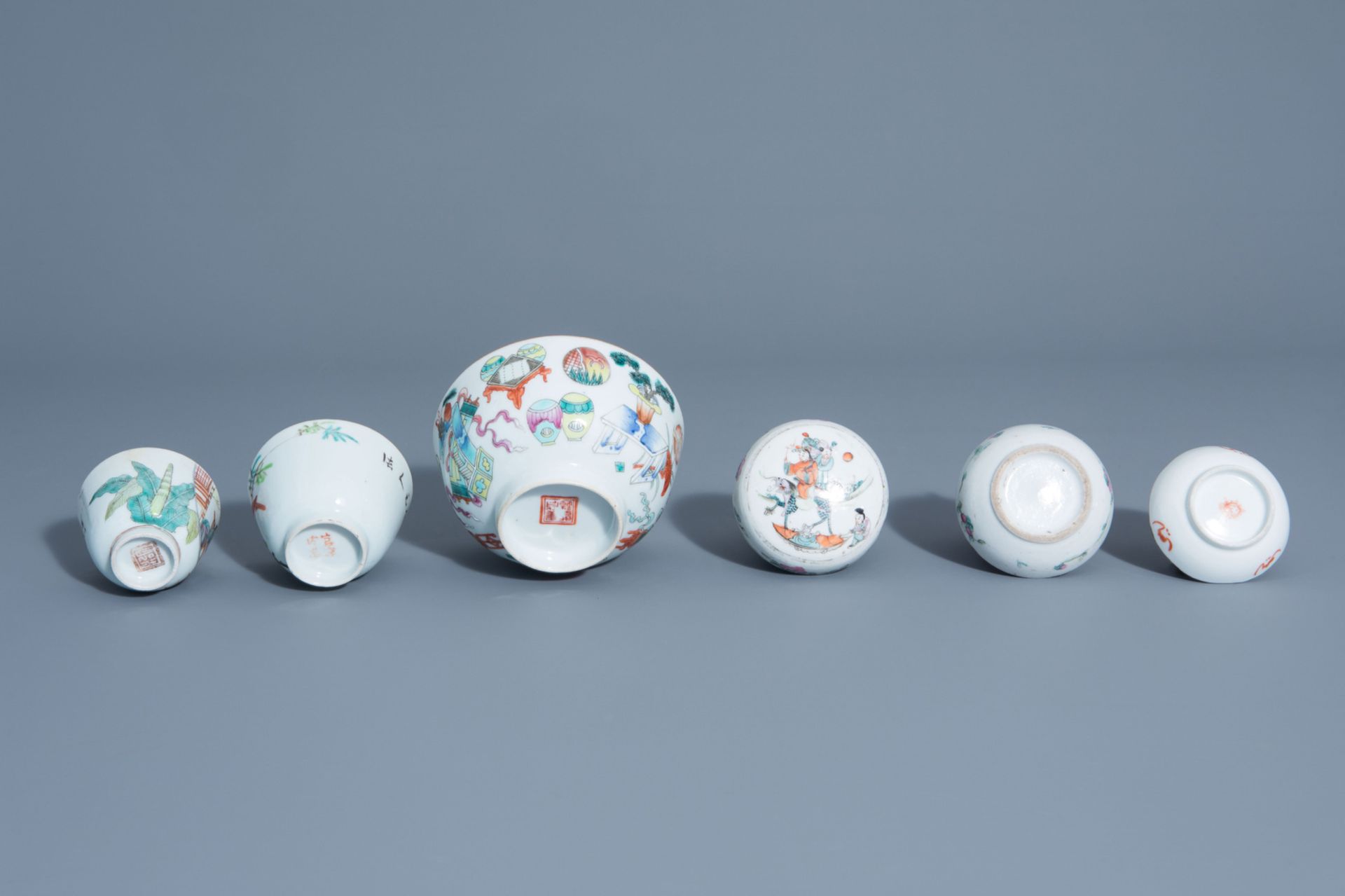 A varied collection of Chinese famille rose and qianjiang cai porcelain, 19th/20th C. - Image 7 of 13