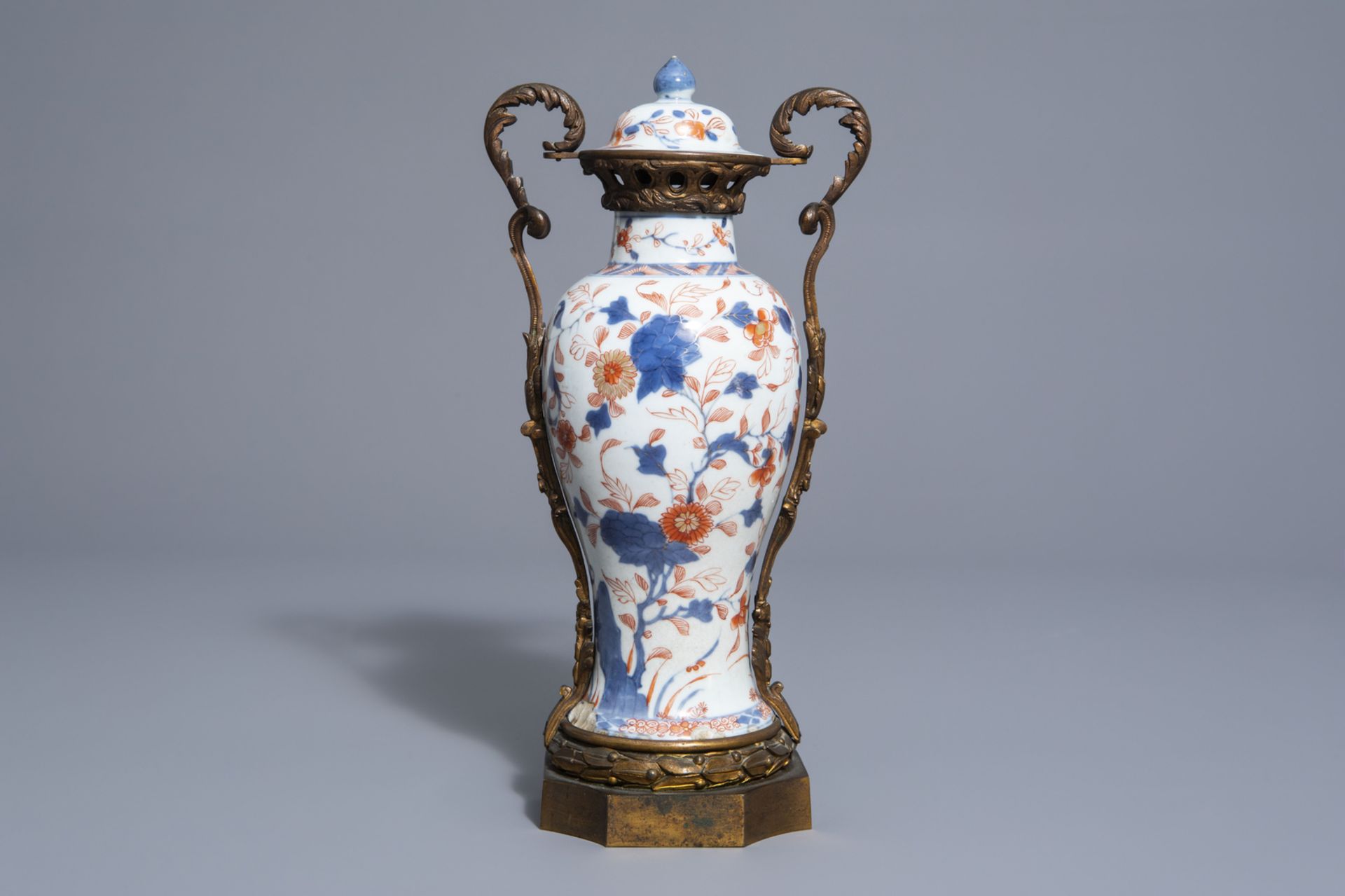 A Chinese Imari style bronze mounted vase and cover, Kangxi - Bild 2 aus 7