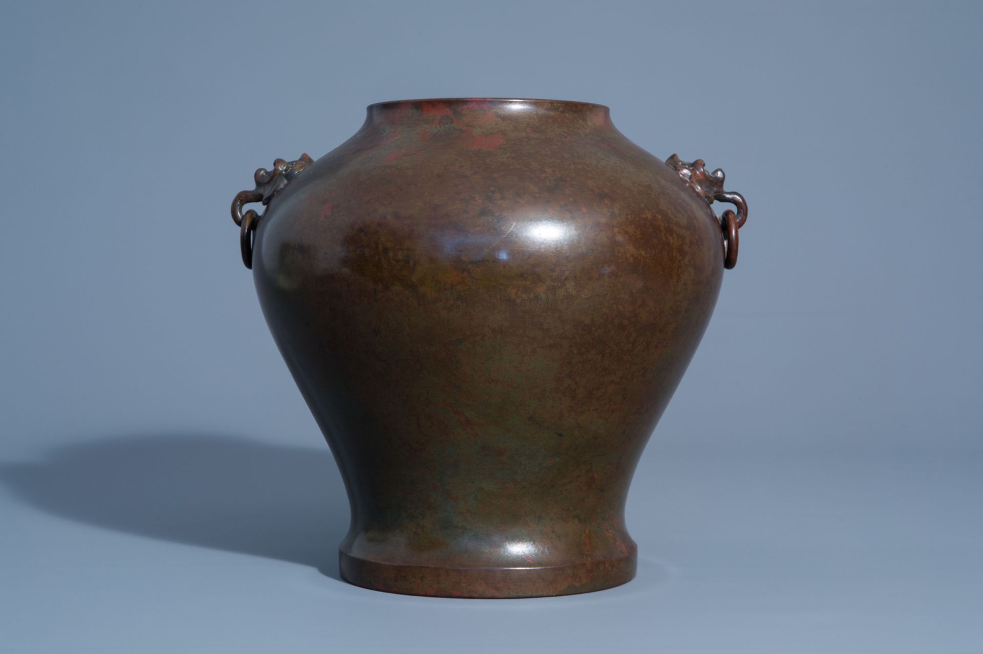 A Japanese bronze vase, probably Showa, 20th C. - Image 2 of 7