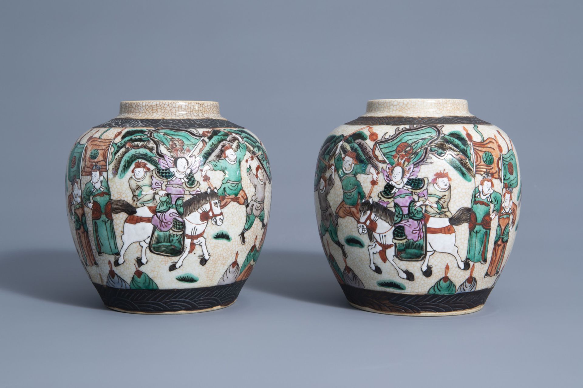 A pair of Chinese Nanking crackle glazed famille rose jars and covers with warrior scenes, 19th C. - Bild 4 aus 7