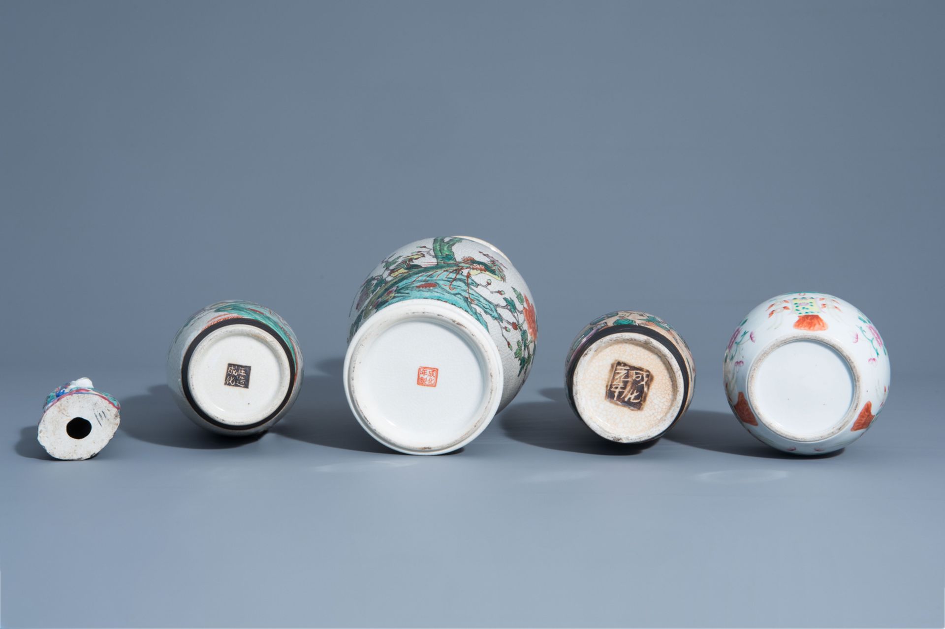 A varied collection of Chinese Nanking crackle glazed and famille rose porcelain, 19th/20th C. - Image 7 of 9