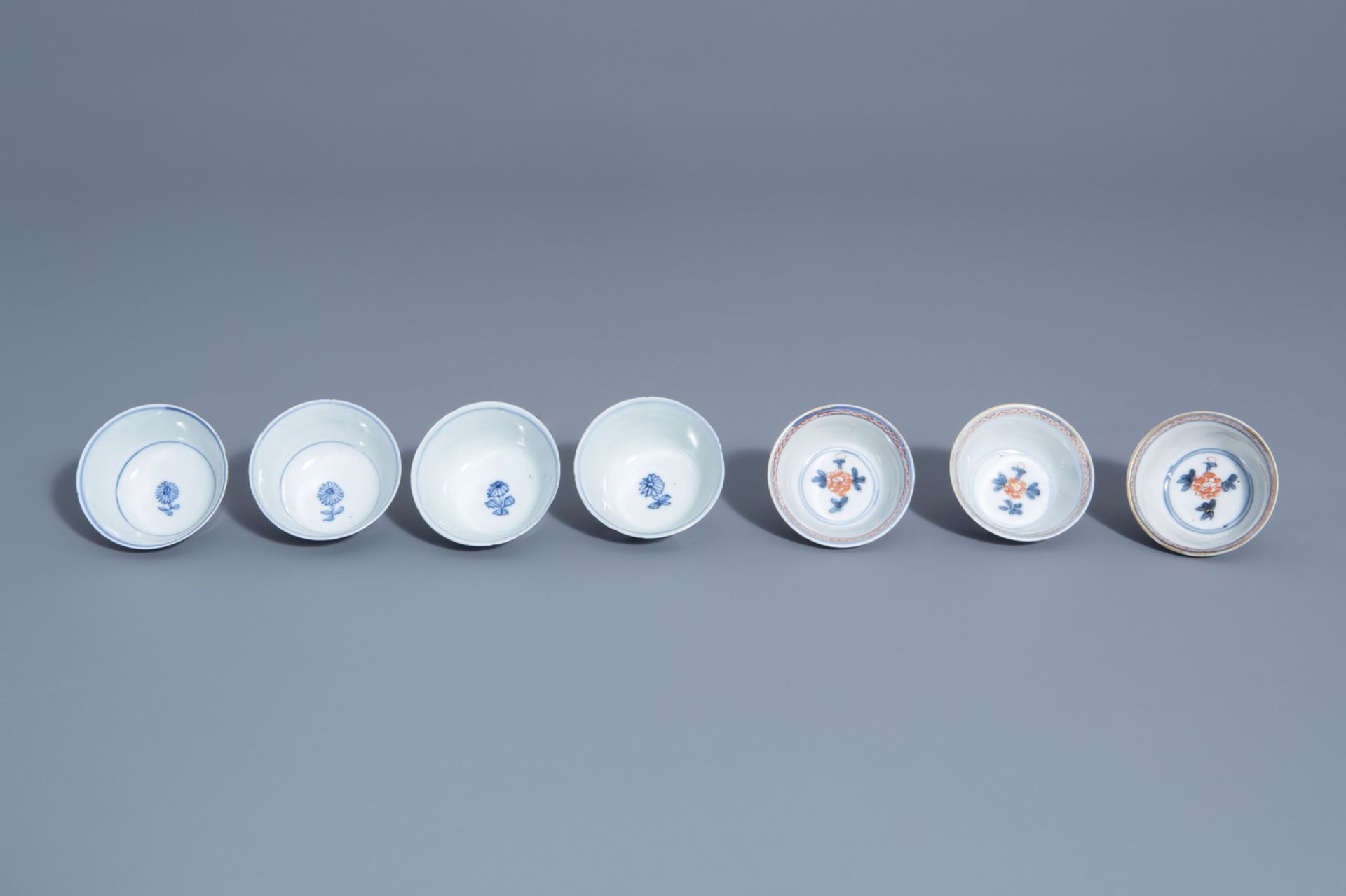 Seven Chinese blue, white and verte-Imari cups and saucers with floral design, Kangxi/Yongzheng - Bild 10 aus 11