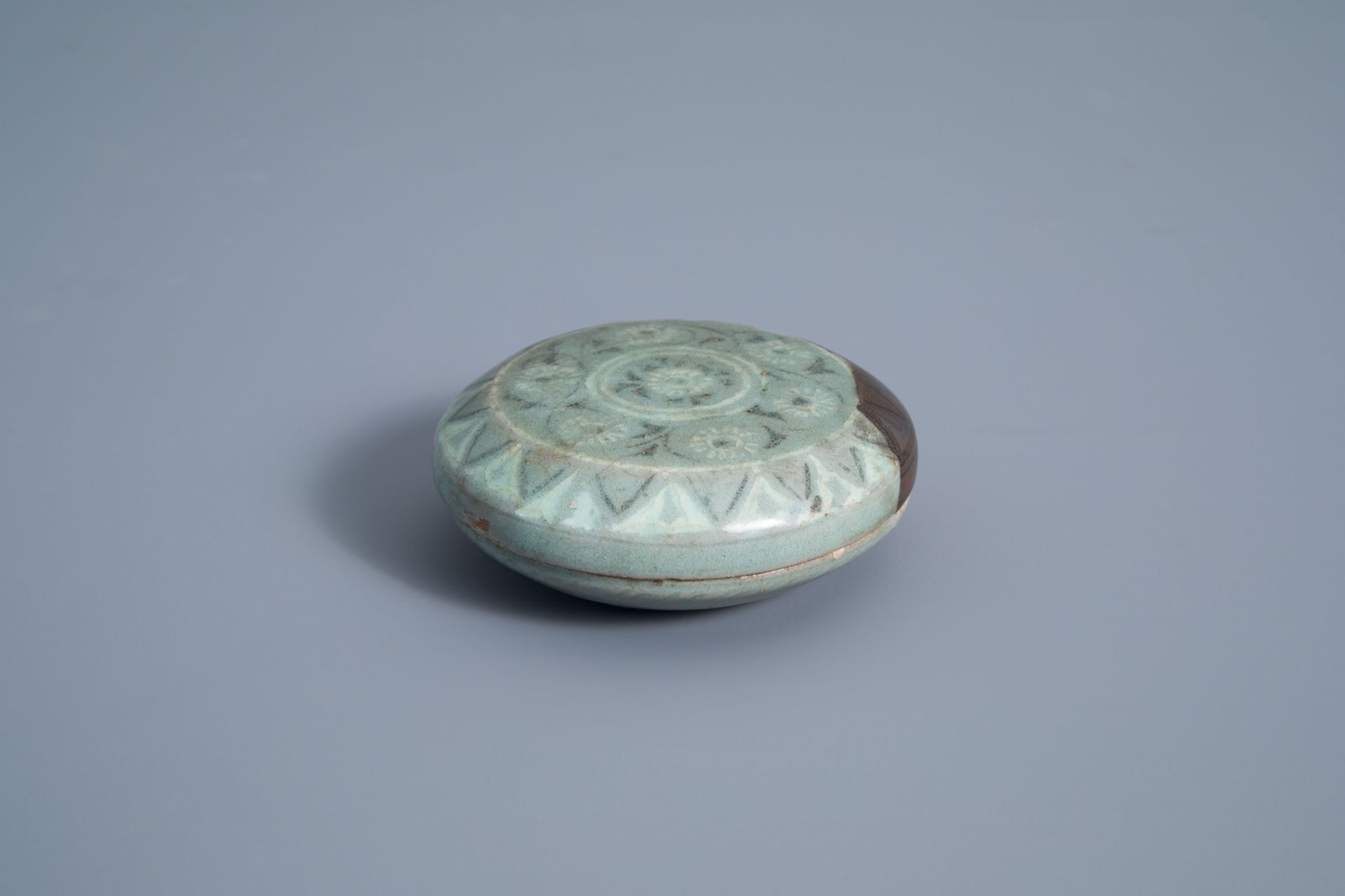 A Korean celadon seal paste box with floral design, probably Goryeo/Joseon, 14th/15th C. - Bild 2 aus 8