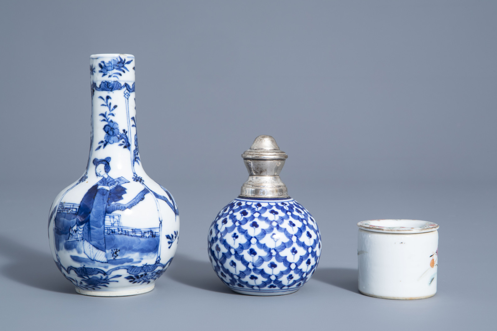 A varied collection of Chinese famille rose and blue and white porcelain, 19th/20th C. - Image 4 of 9