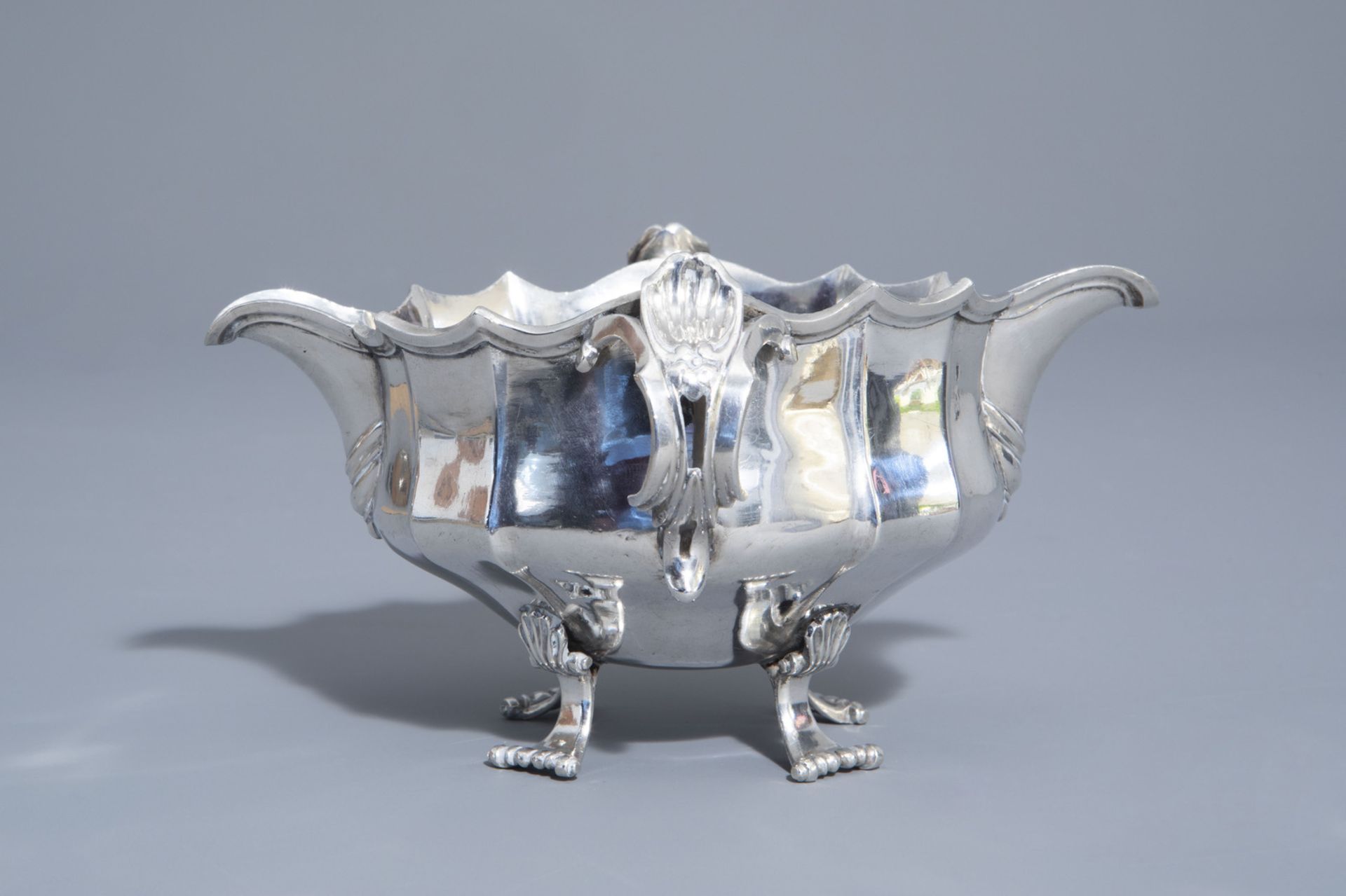 A silver Louis XV style sauce boat with monogram R, 18th/19th C. - Image 4 of 8