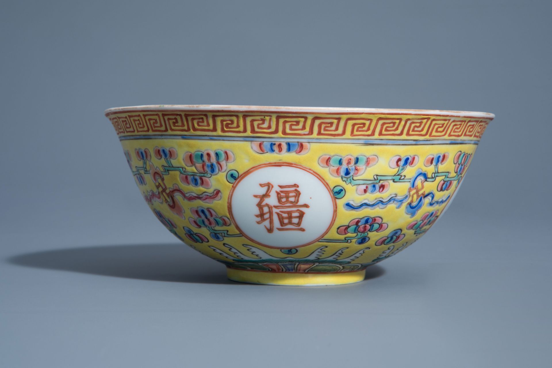 A Chinese famille rose yellow ground 'bats' bowl, Guangxu mark, 19th/20th C. - Bild 4 aus 7