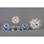 A pair of Chinese blue and white cups and saucers and two Imari style plates, 18th/19th C.