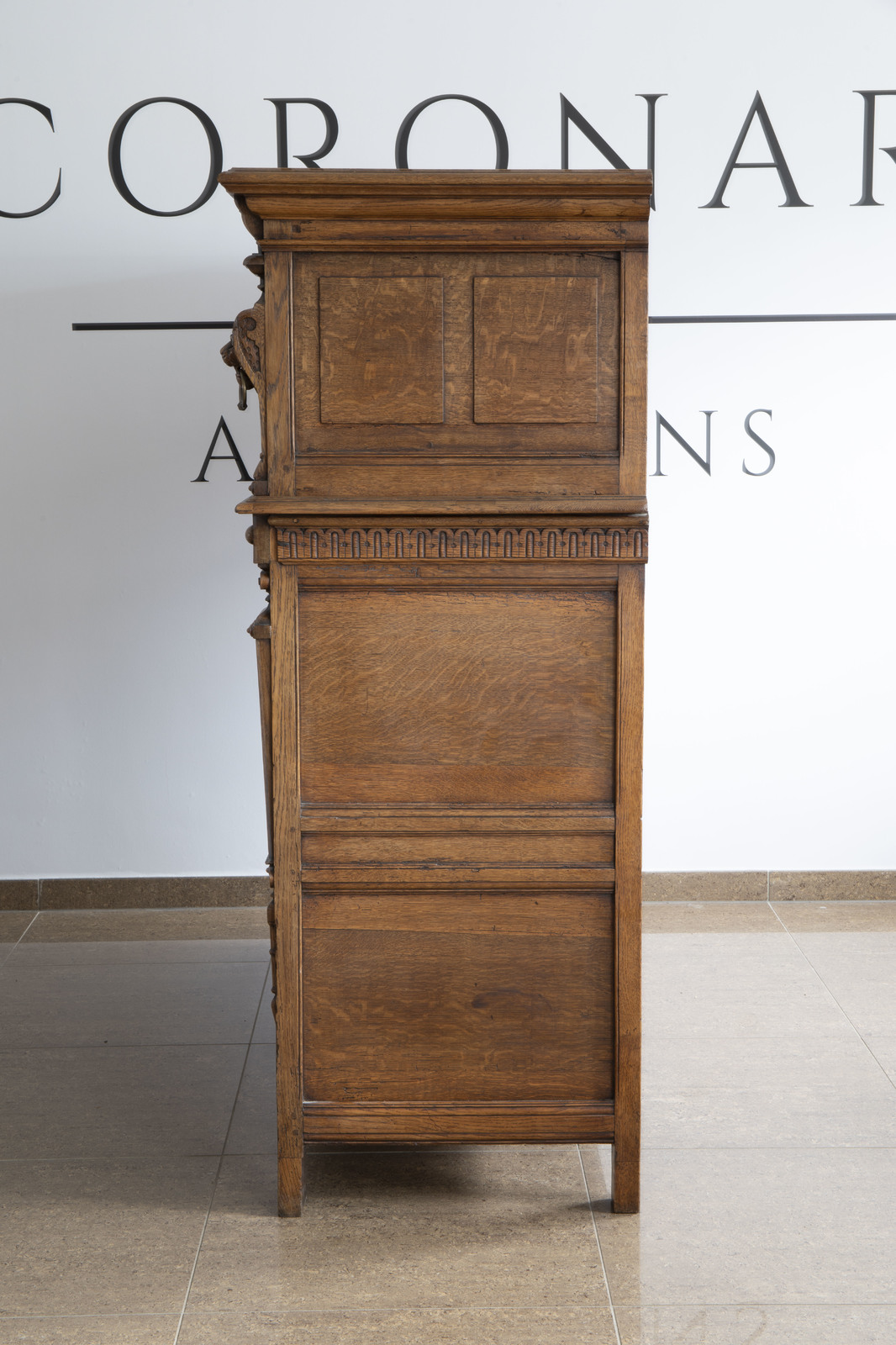 A Dutch wooden cupboard 'Zeeuwse kast' with geometric pattern and flanked by lions, 18th C. - Image 6 of 9