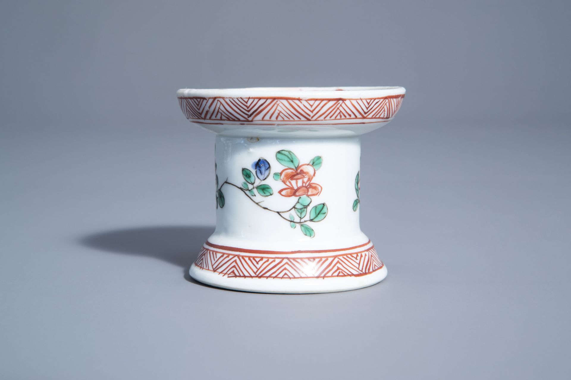 Two Chinese blue and white plates and a famille verte caster with floral design, Kangxi - Bild 5 aus 9