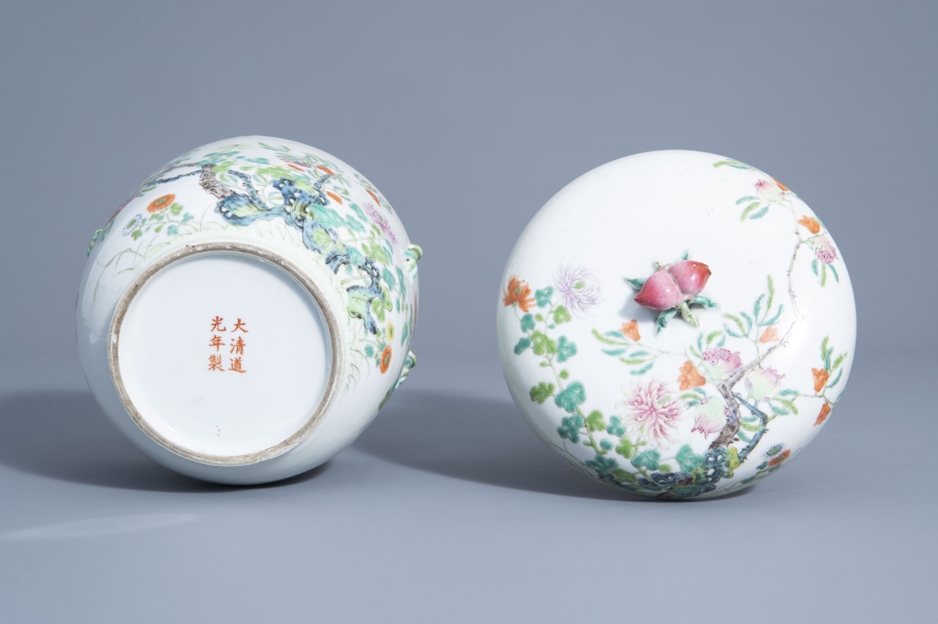 A Chinese famille rose jar and cover with floral and relief design, 19th/20th C. - Image 6 of 7