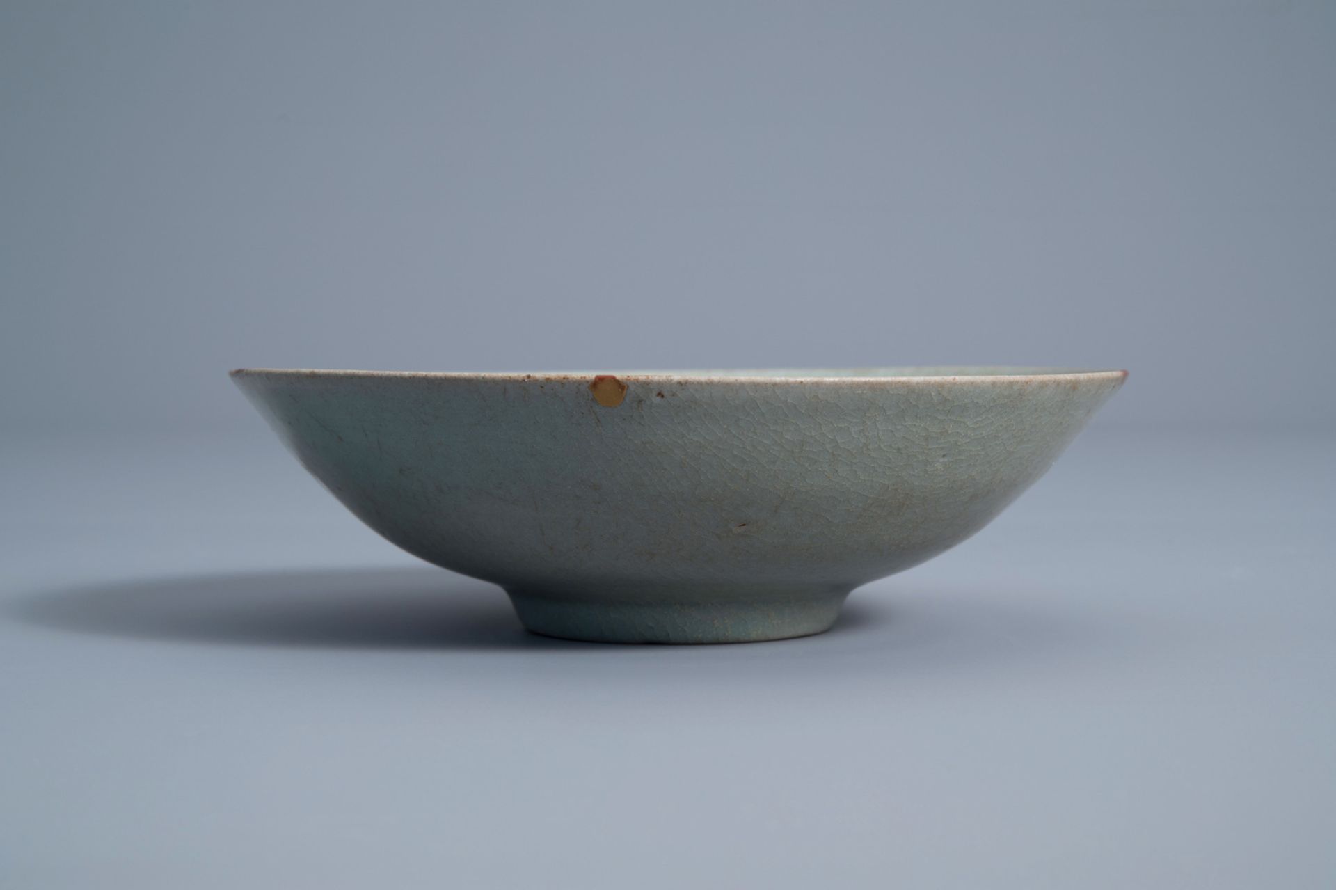A Korean celadon bowl with incised design, probably Goryeo/Joseon, 14th/15th C. - Bild 7 aus 7