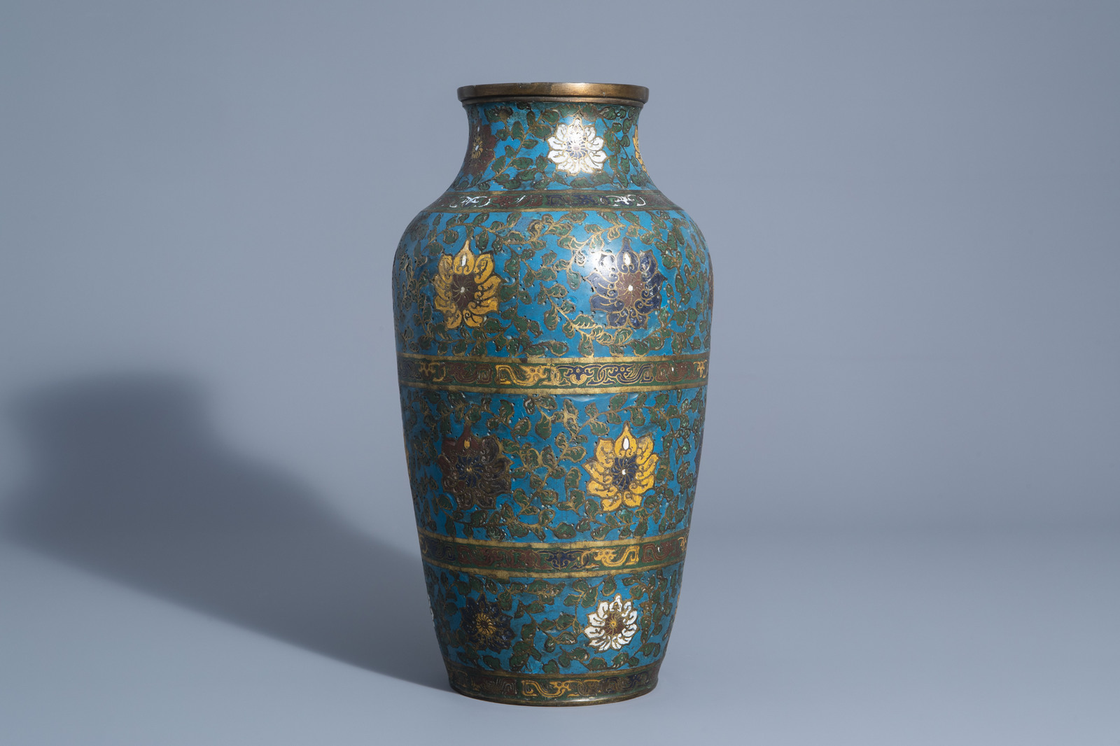 A Chinese or Japanese cloisonnŽ vase with lotus scrolls, 18th/19th C. - Image 4 of 7