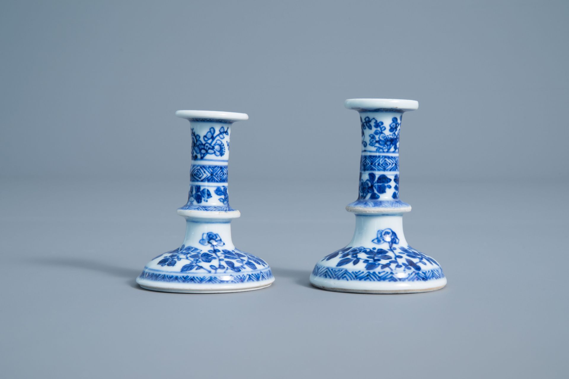 A pair of Chinese blue and white candlesticks with floral design, Kangxi - Bild 4 aus 7
