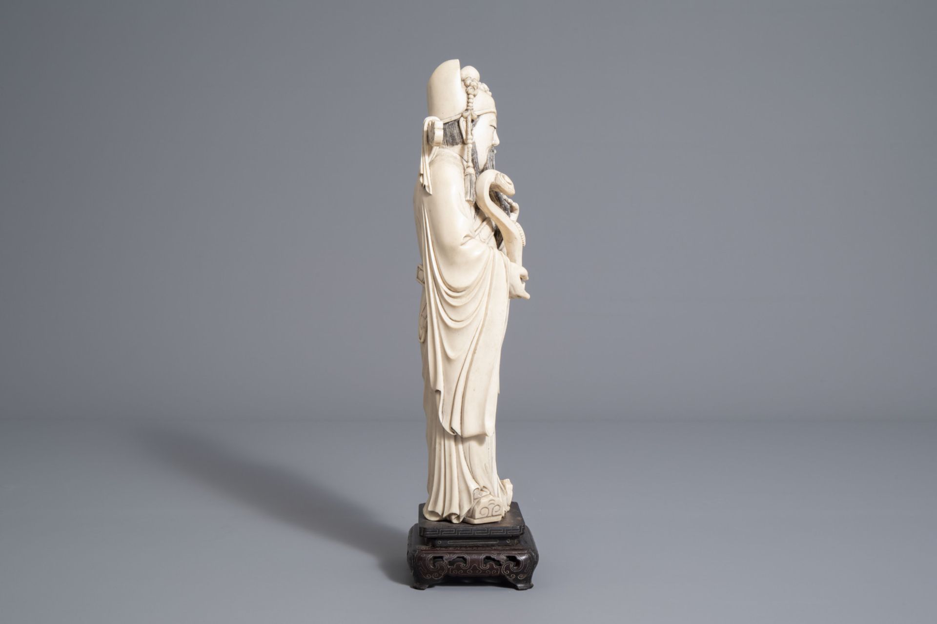 A Chinese carved figure of an Immortal, first half of the 20th C. - Image 3 of 7