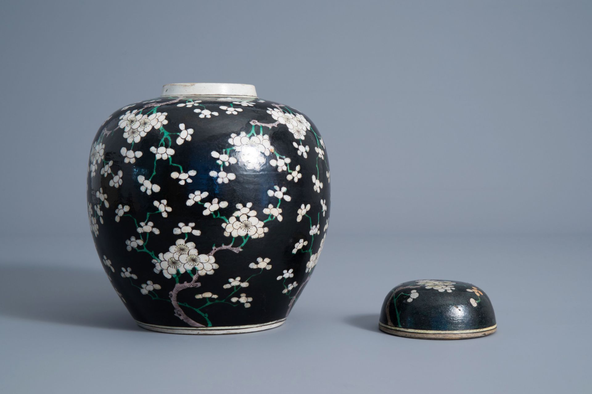 A Chinese black ground jar and cover with floral design, Chenghua mark, 19th C. - Image 5 of 7
