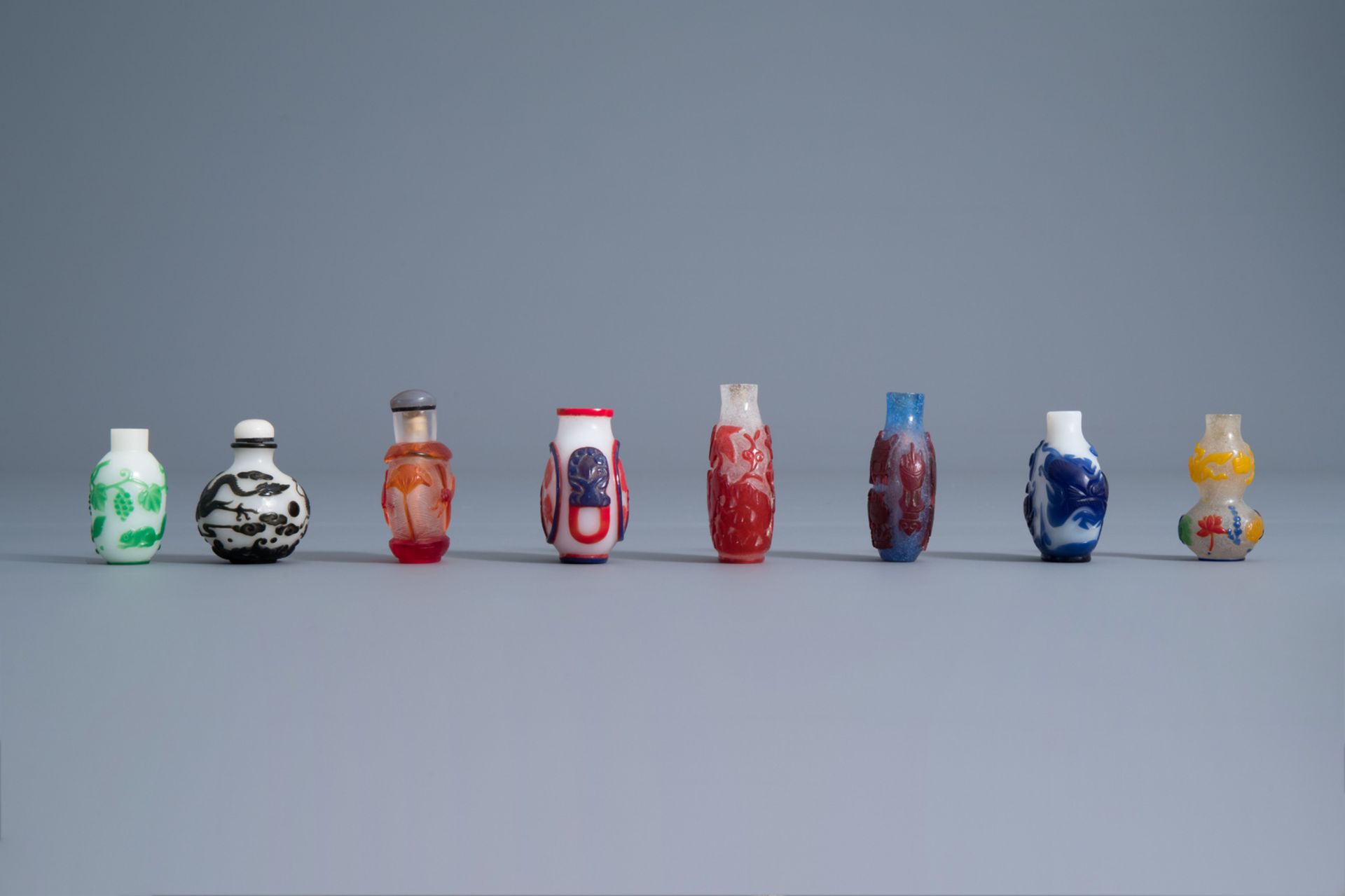 Eight Chinese overlay glass snuff bottles, 19th/20th C. - Image 2 of 6