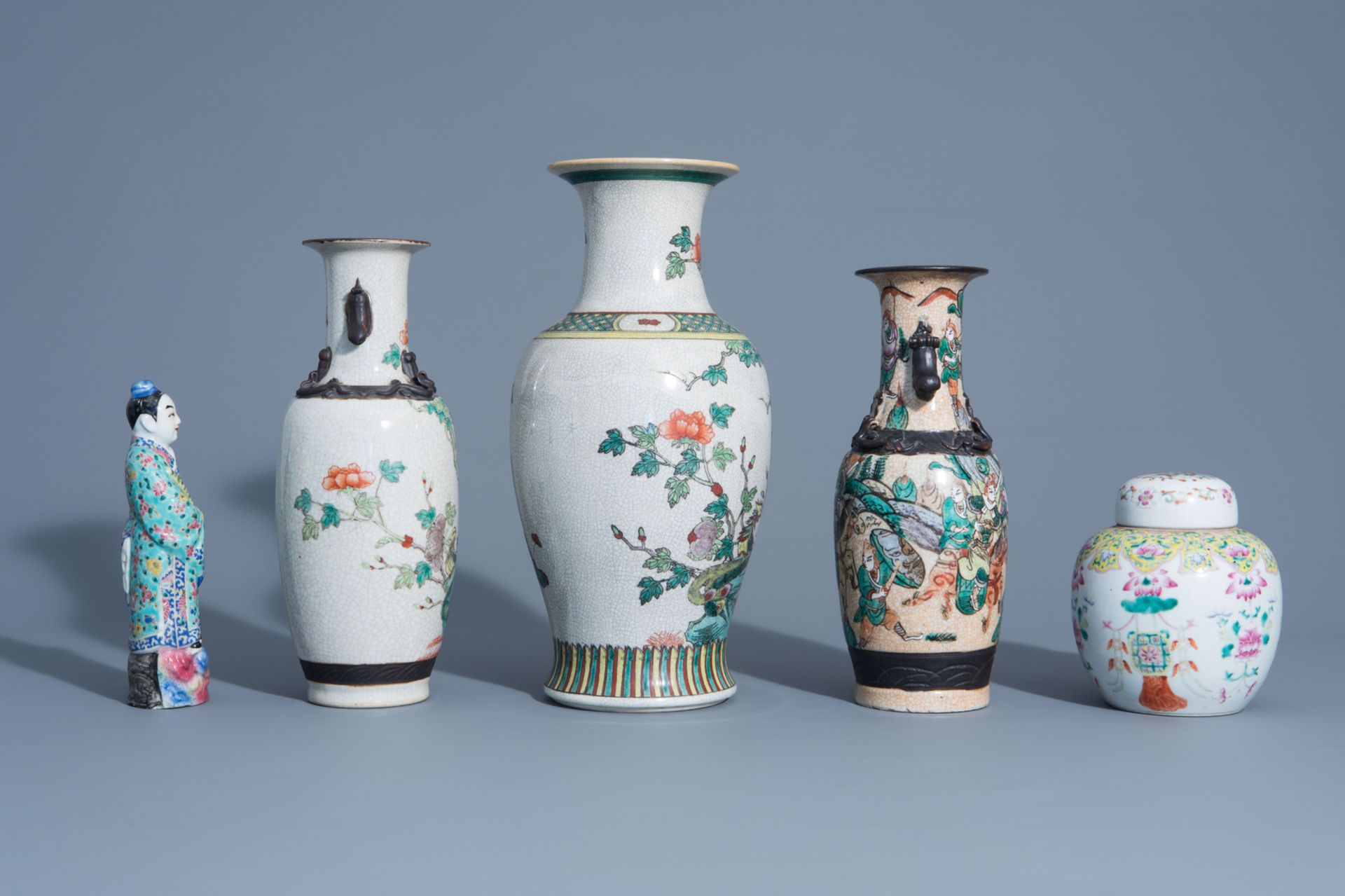 A varied collection of Chinese Nanking crackle glazed and famille rose porcelain, 19th/20th C. - Image 3 of 9