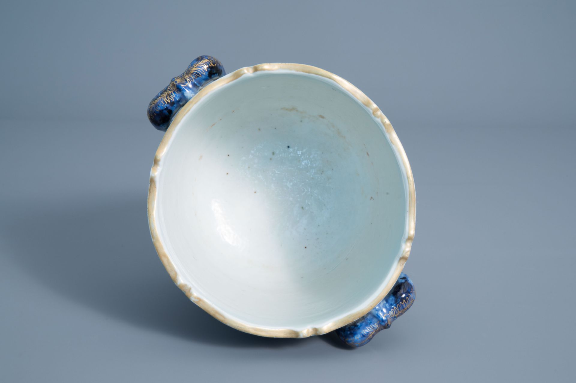 A Chinese blue, white and gilt wine cooler with floral design, Qianlong - Image 7 of 8