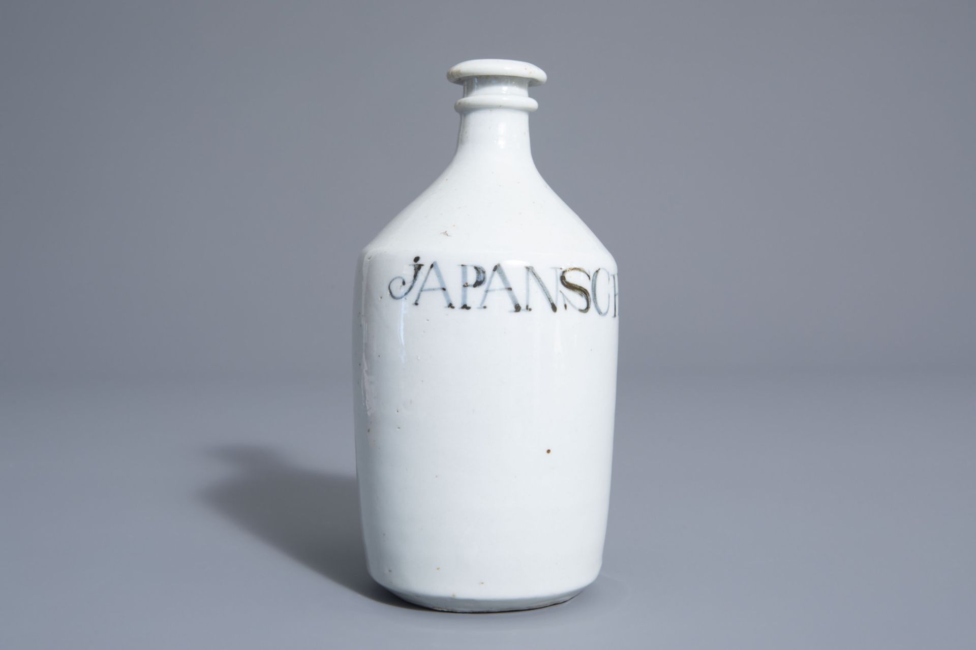 A Japanese blue and white Arita soy sauce bottle, Edo, first half of the 19th C. - Image 2 of 7