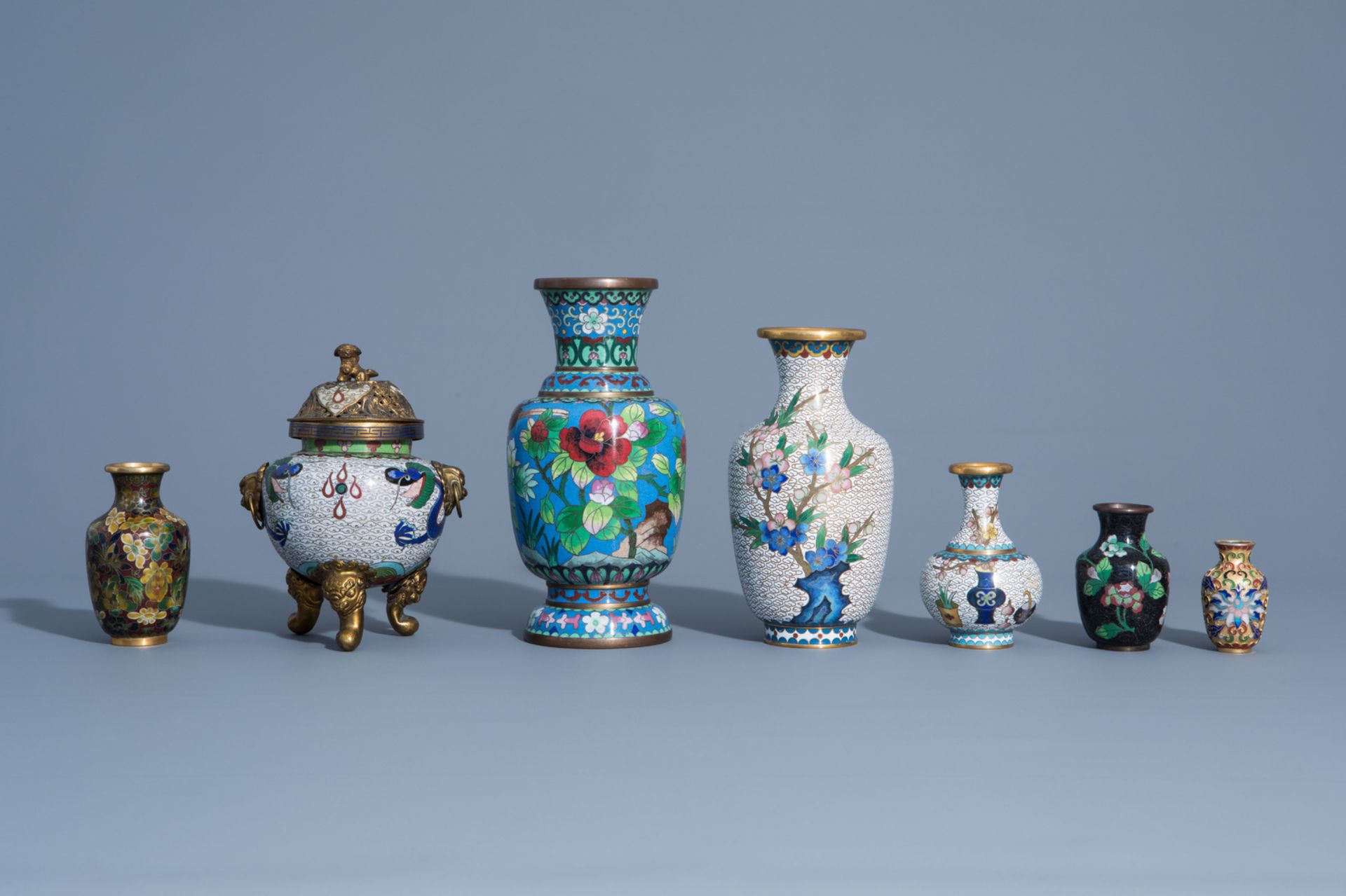 A varied collection of Chinese and Japanese cloisonnŽ and champlevŽ wares, 19th/20th C. - Bild 2 aus 17