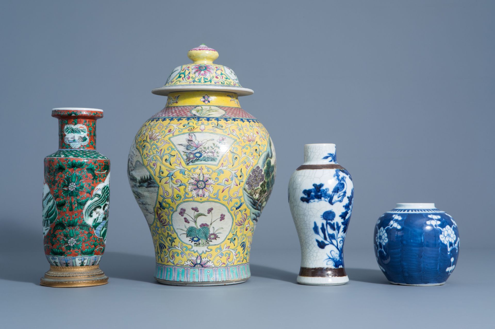 Four Chinese blue and white, famille rose and verte vases, 19th/20th C. - Bild 3 aus 7