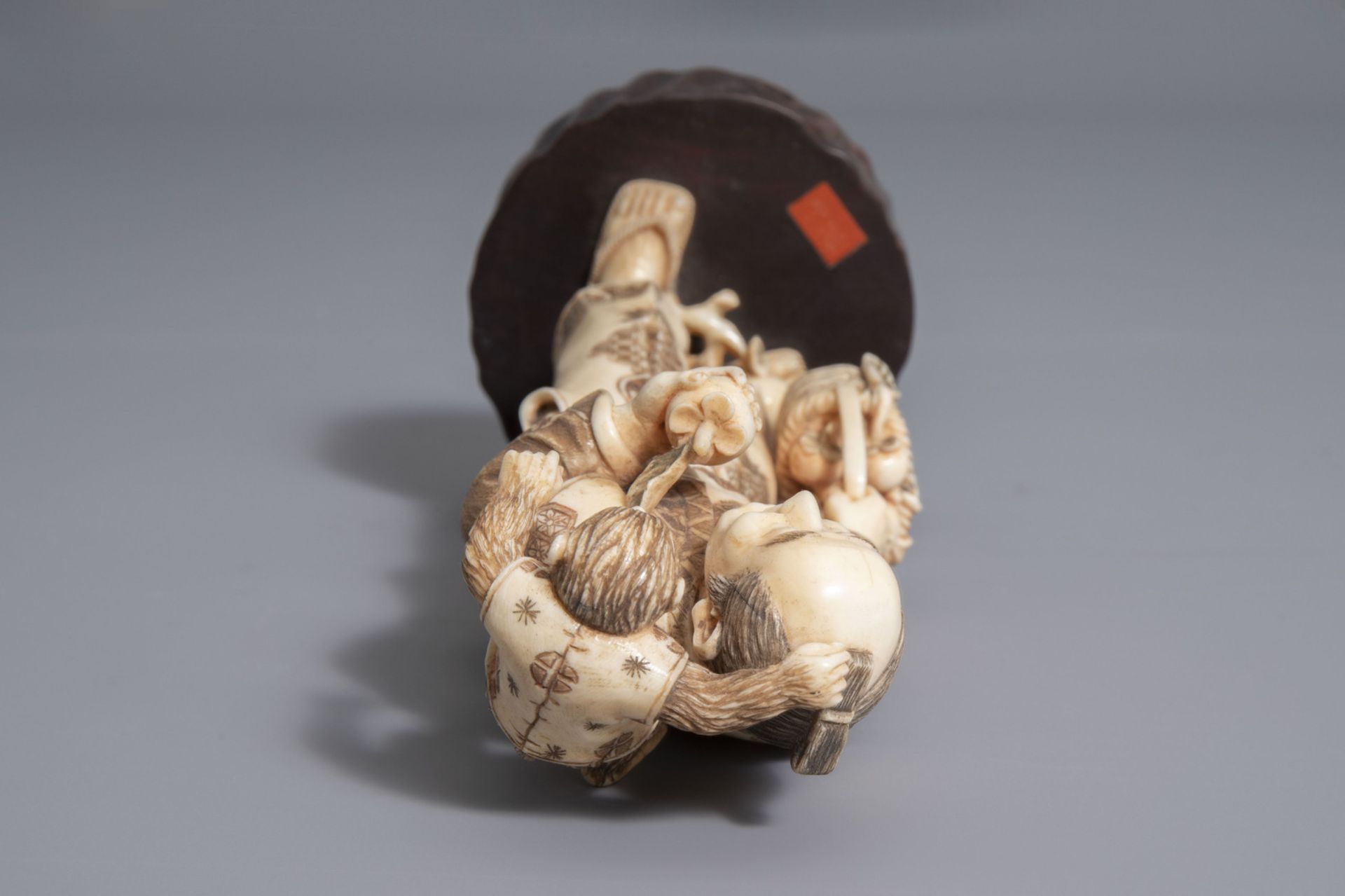 A Japanese ivory okimono of a fruit seller and his monkey, signed, Meiji, 19th/20th C. - Bild 7 aus 8