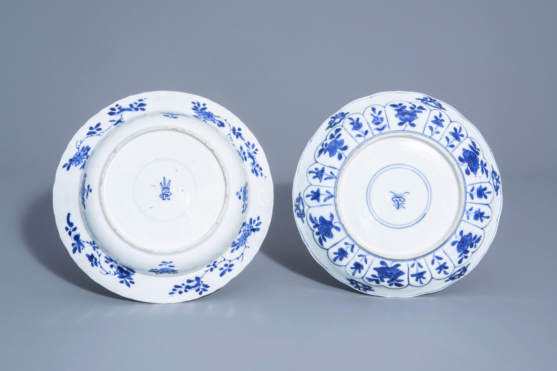 Two Chinese blue and white plates and a famille verte caster with floral design, Kangxi - Bild 3 aus 9