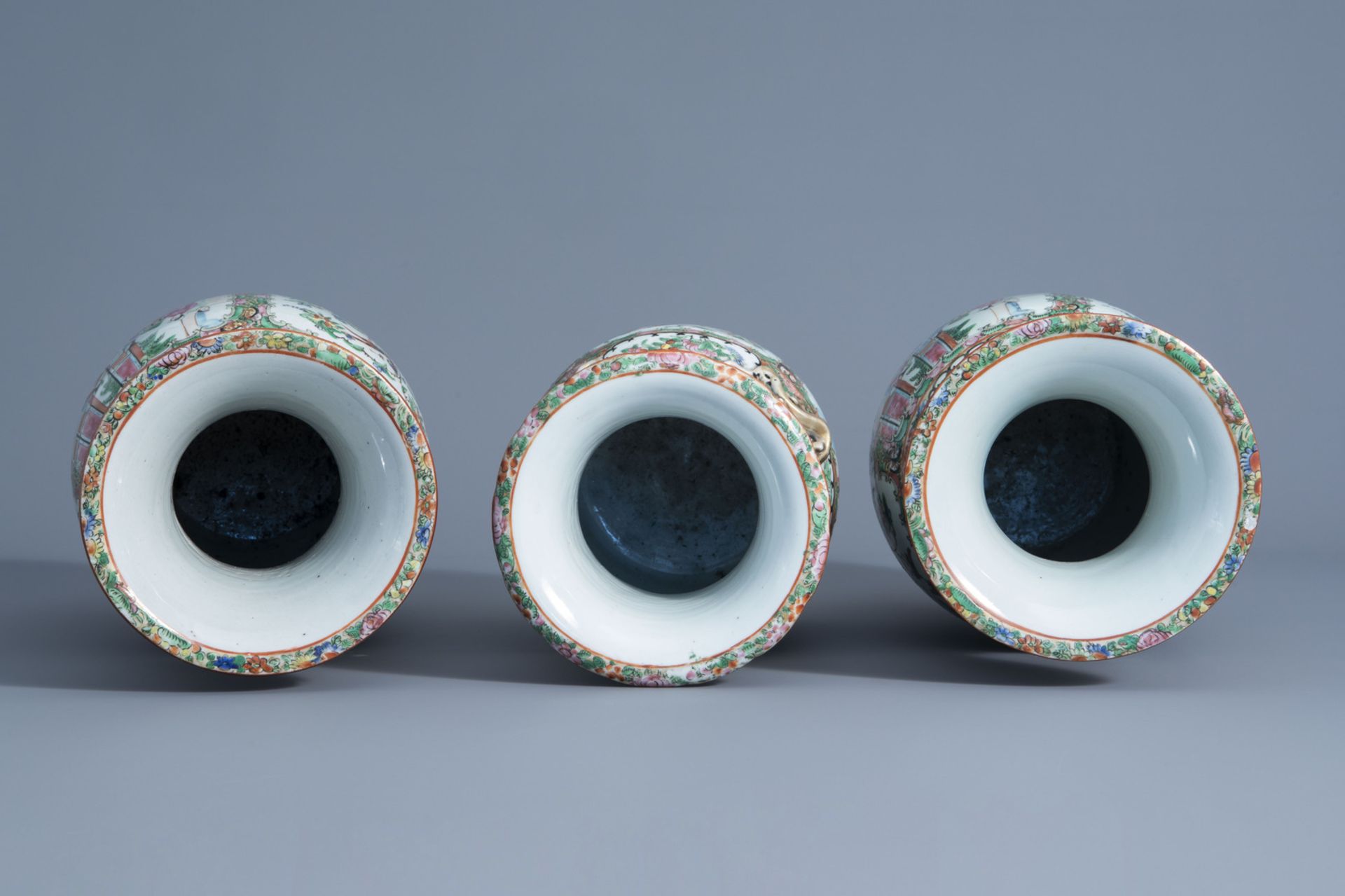 Three Chinese Canton famille rose vases, 19th/20th C. - Bild 5 aus 6