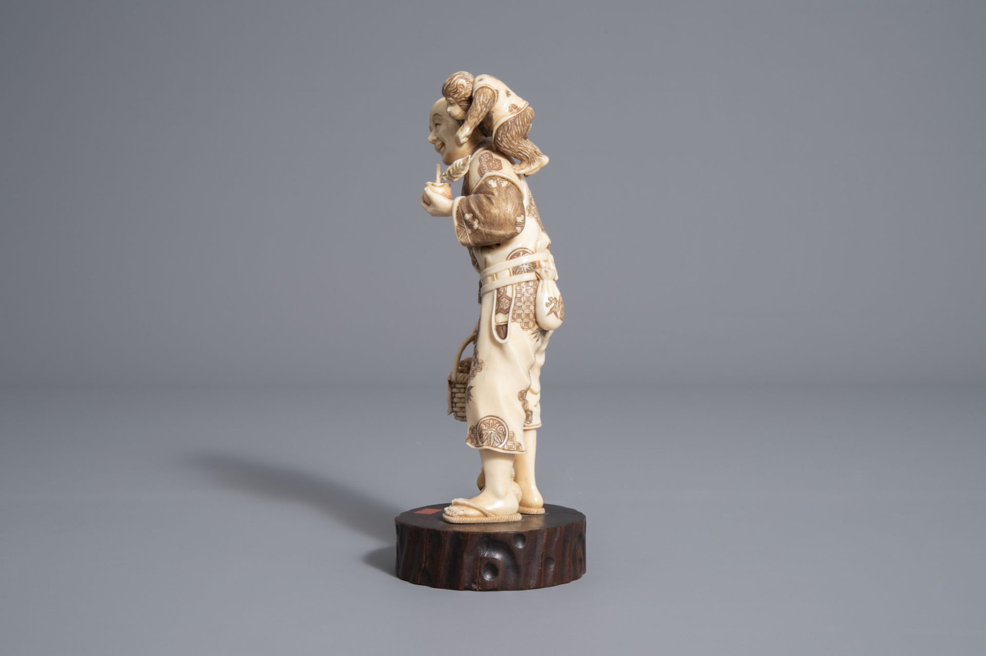A Japanese ivory okimono of a fruit seller and his monkey, signed, Meiji, 19th/20th C. - Bild 5 aus 8