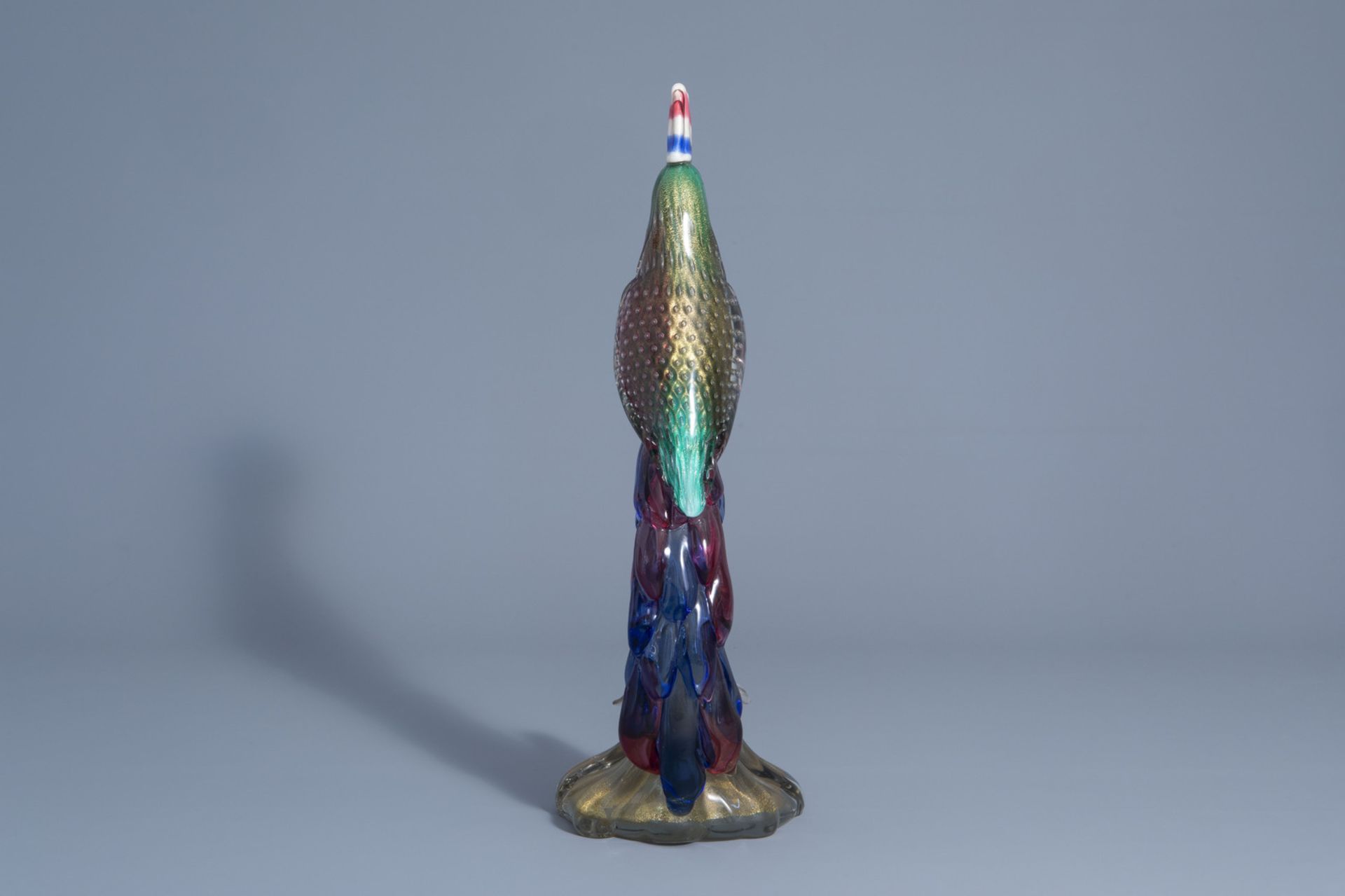 A large Venetian or Murano glass parrot figure with gold inclusions, Italy, 20th C. - Bild 4 aus 7