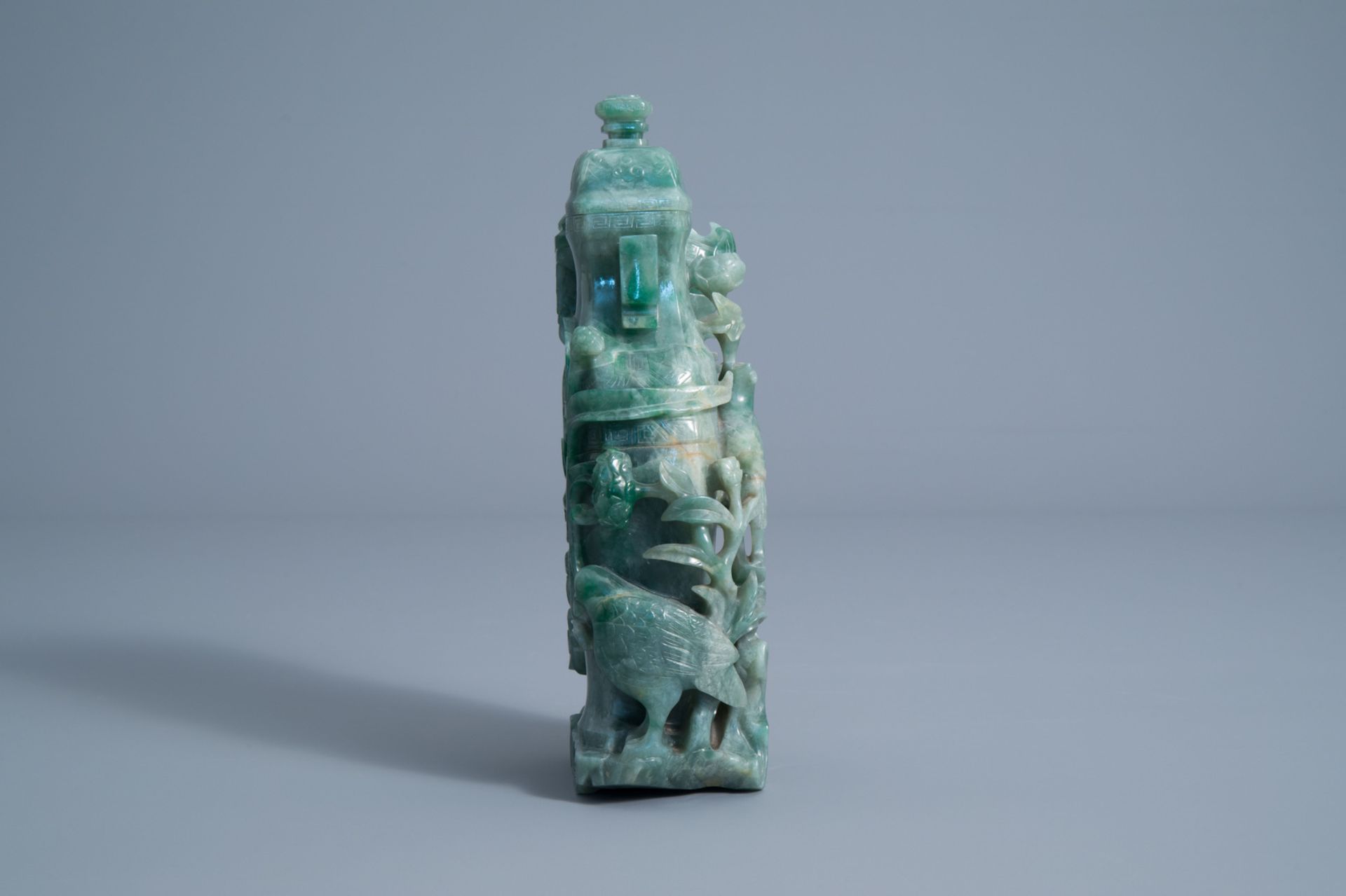 A Chinese green jade vase and cover with birds among blossoming branches on a wooden stand, 20th C. - Image 3 of 7