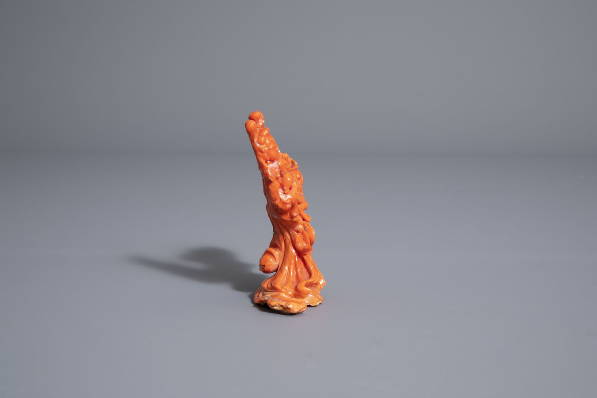 A Chinese carved red coral group of a lady with a child and a necklace with pearls, 19th/20th C. - Bild 3 aus 10