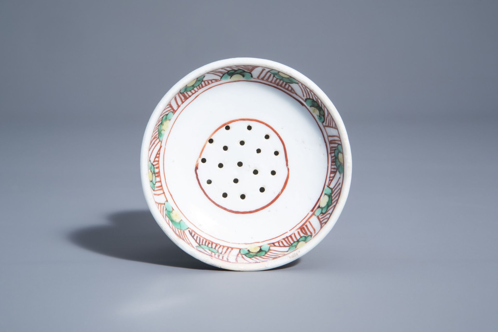 Two Chinese blue and white plates and a famille verte caster with floral design, Kangxi - Bild 8 aus 9