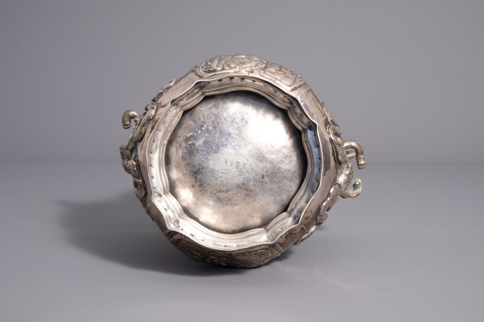 An exceptional silver wine cooler with mythological scenes all around, various marks, 19th/20th C. - Image 7 of 8