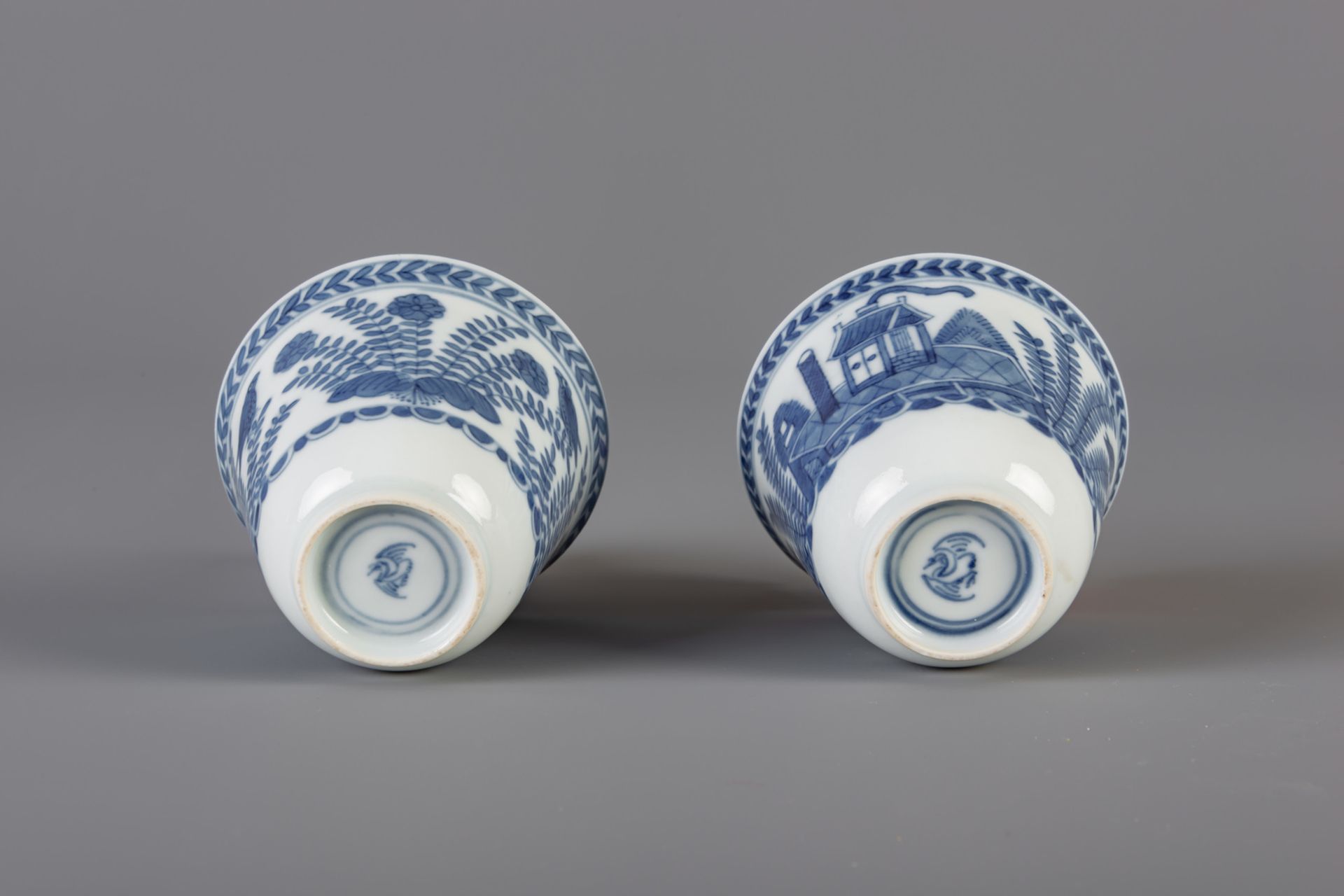 A pair of Chinese blue and white cups and saucers and two Imari style plates, 18th/19th C. - Bild 9 aus 9