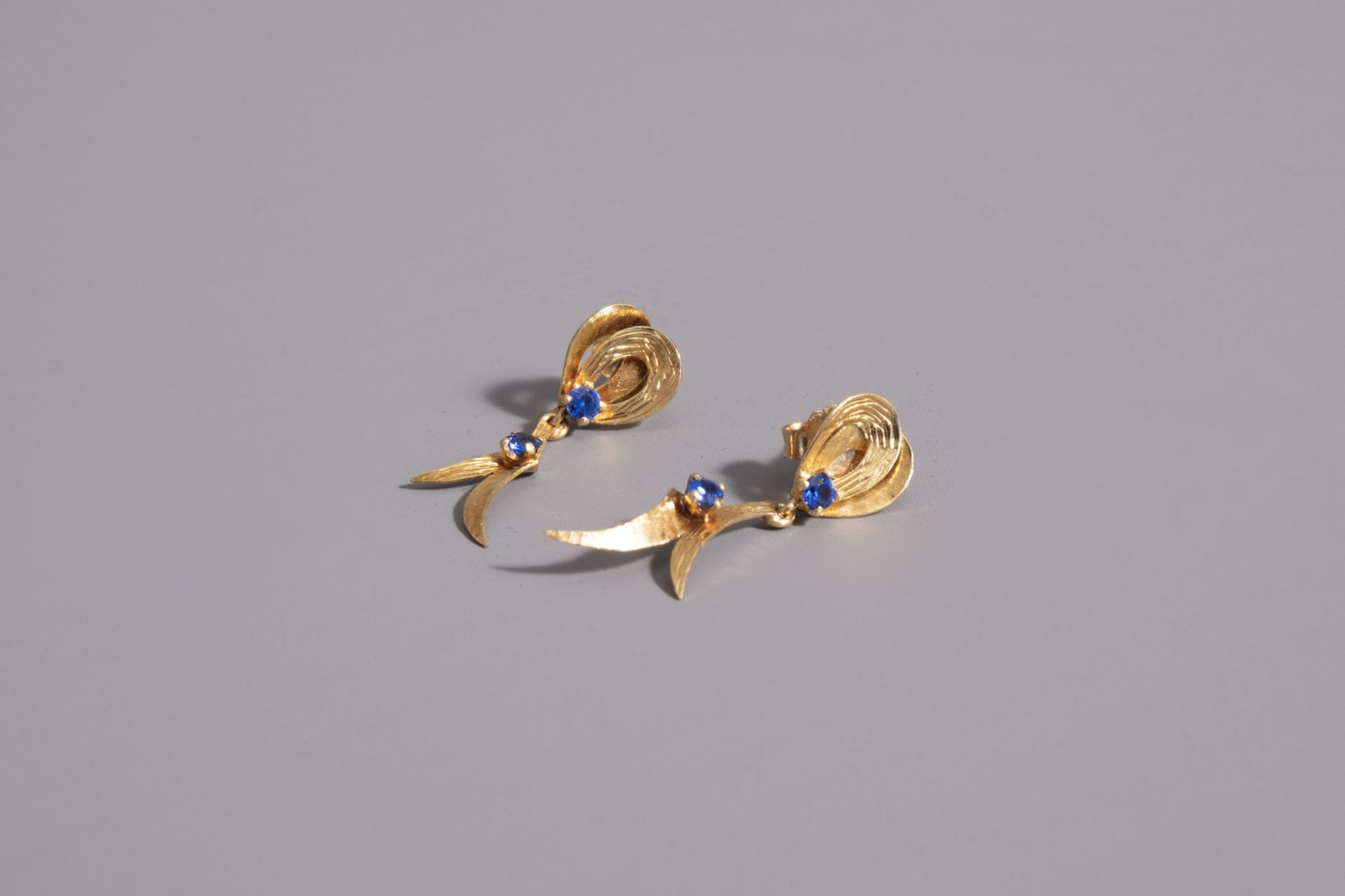 A pair of yellow gold earrings set with a blue sapphire, 20th C. - Bild 2 aus 3