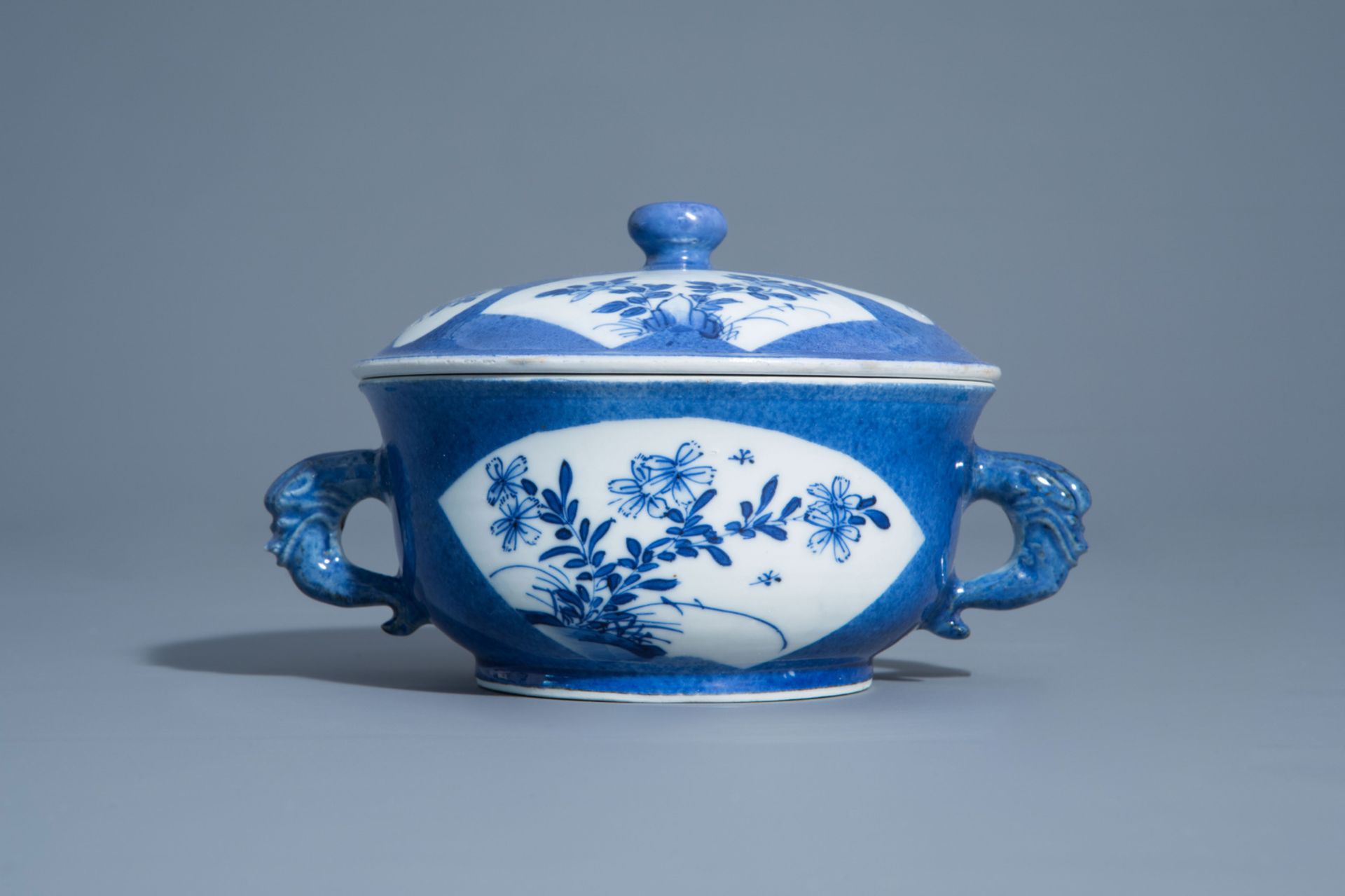 A Chinese powder blue ground two-handled tureen and cover with floral design, Kangxi - Bild 2 aus 7