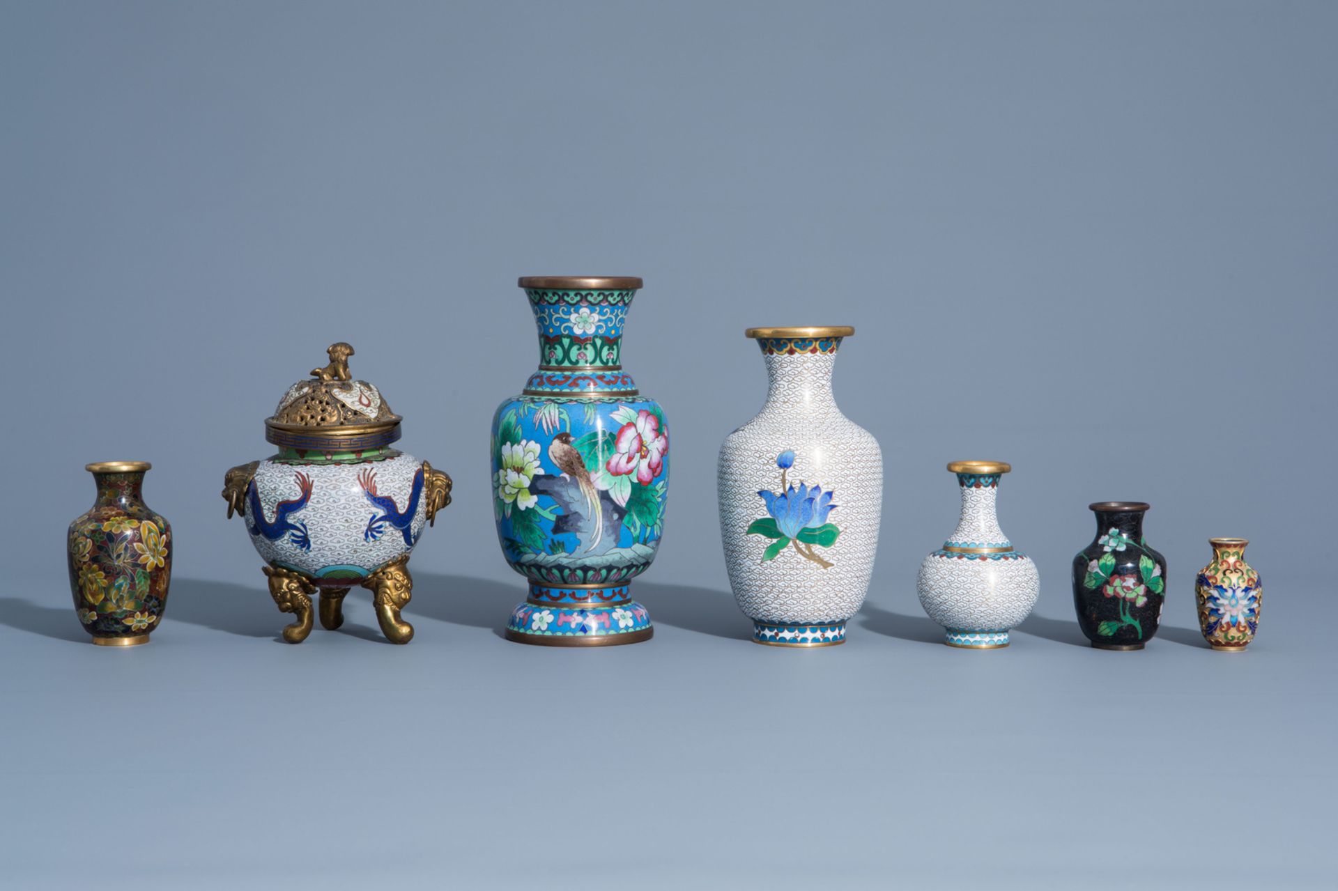 A varied collection of Chinese and Japanese cloisonnŽ and champlevŽ wares, 19th/20th C. - Bild 4 aus 17