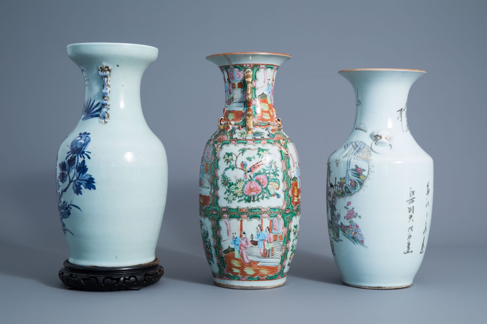 Three various Chinese famille rose and blue and white vases, 19th/20th C. - Bild 4 aus 6