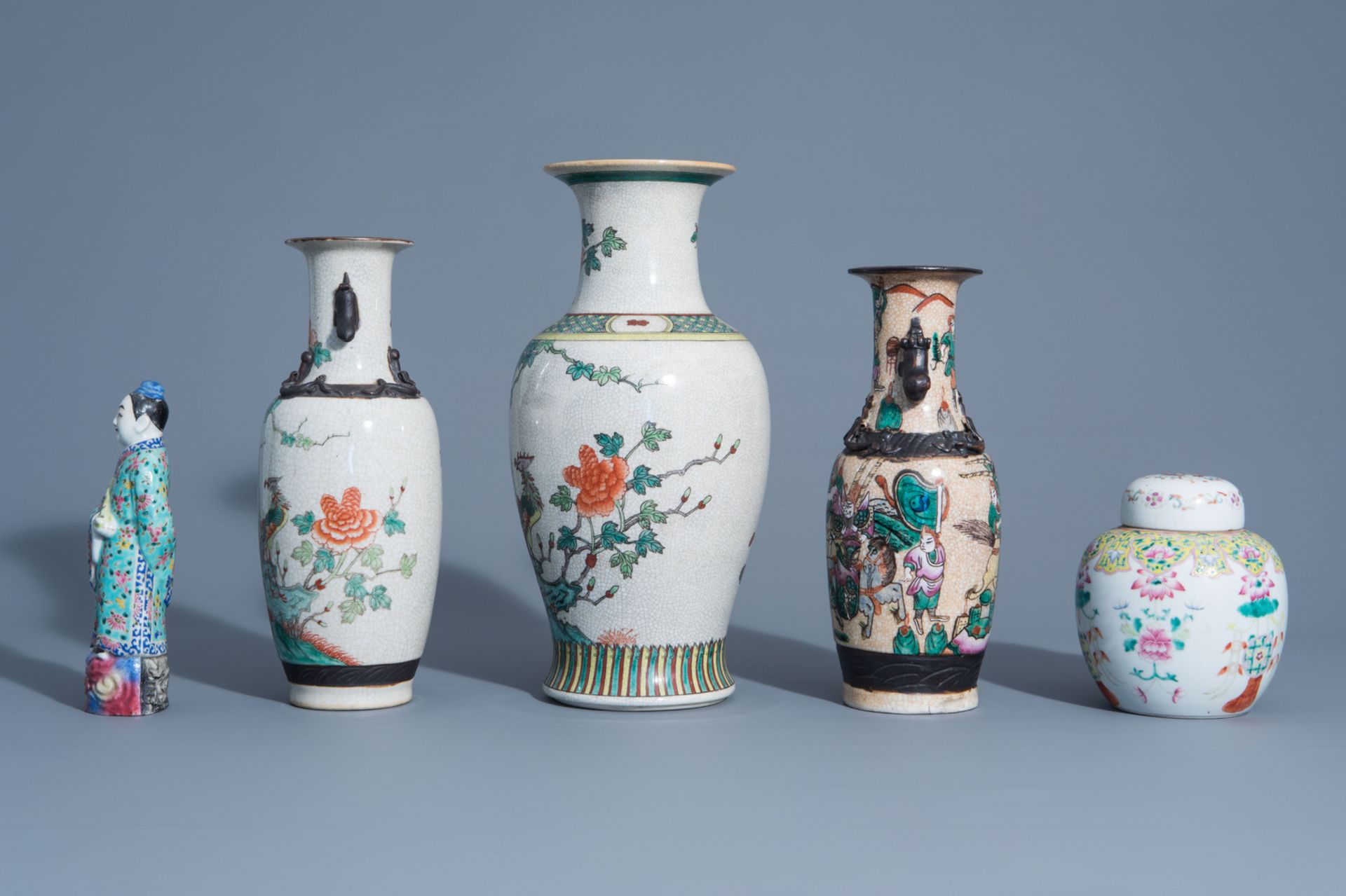 A varied collection of Chinese Nanking crackle glazed and famille rose porcelain, 19th/20th C. - Image 5 of 9