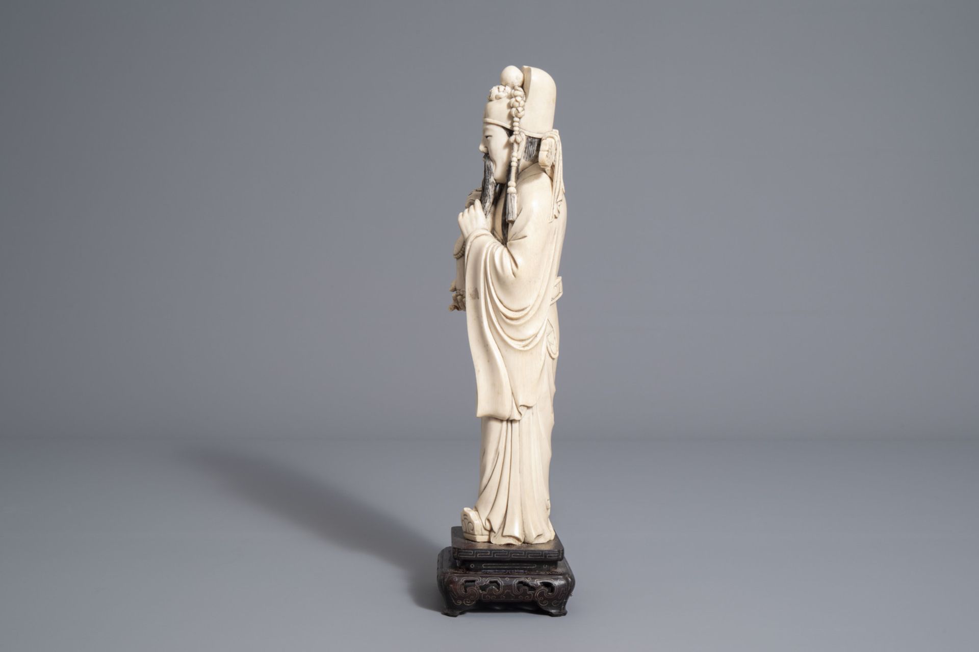 A Chinese carved figure of an Immortal, first half of the 20th C. - Image 5 of 7