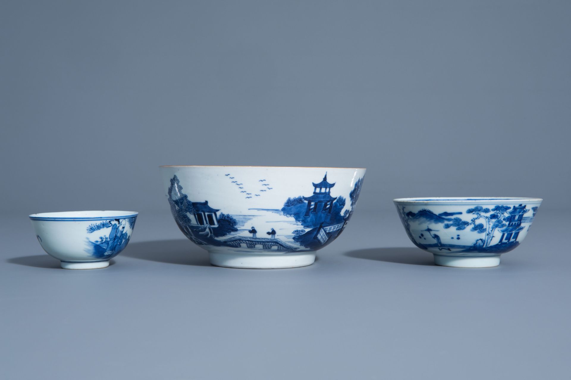 A varied collection of Chinese blue and white porcelain, 18th C. and later - Bild 5 aus 15